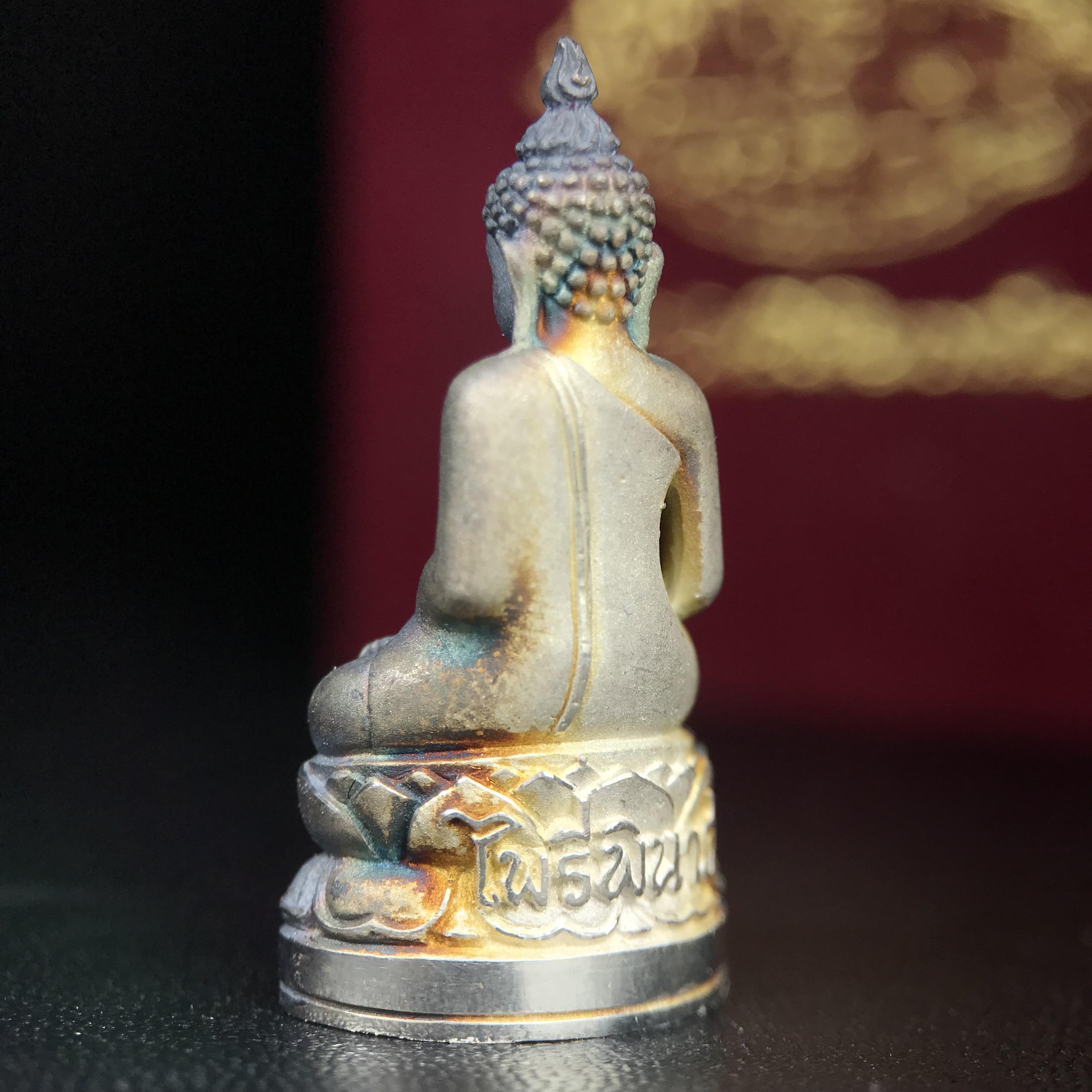 พระกริ่งไพรีพินาศ ตรากาญจนาภิเษก วัดบวรนิเวศวิหาร ที่ระลึกในหลวงรัชกาลที่9 ครองสิริราชสมบัติครบ 50ปี เนื้อเงิน(สภาพผิวเดิมขึ้นสีรุ้งธรรมชาติสวยแบบนิยม)(เสน่ห์พระเนื้อเงินสีสันที่ธรรมชาติสรรค์สร้าง)เข้มขลังทรงอานุภาพยิ่งใหญ่ กำราบศัตรูพ่ายสิ้น พระไพรีพินาศ