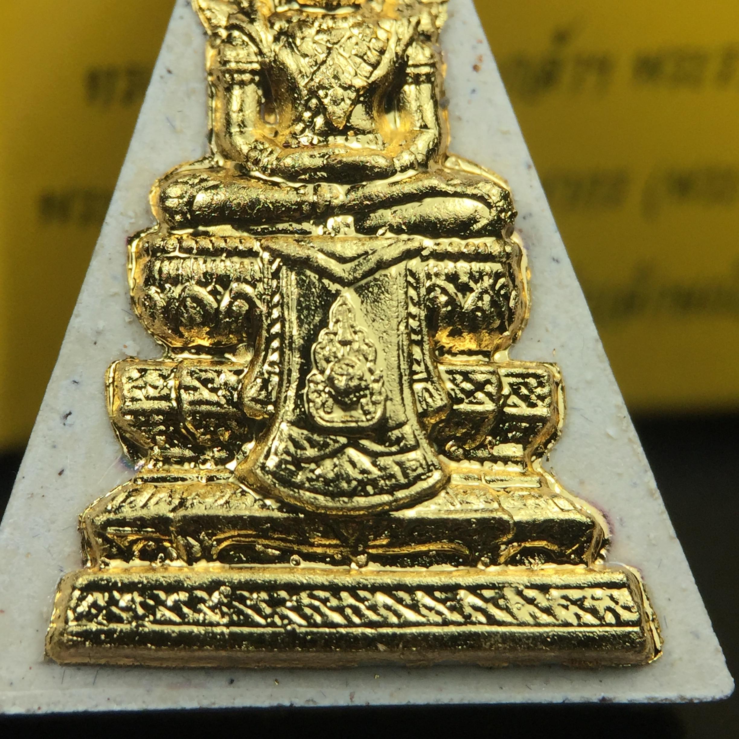 พระแก้วมรกต(จำลอง)ทรงเครื่องฤดูร้อน พระผงบูชา ด้านหน้าปิดทอง ด้านหลังตราสัญลักษณ์ฉลองสิริราชสมบัติครบ 60ปี เนื้อเงินขึ้นสีรุ้งธรรมชาติสร้างสรรค์งดงาม(รุ่นนี้ได้พระราชทานเส้นพระเจ้า(เส้นผม)รัชกาลที่9ในการจัดสร้าง)