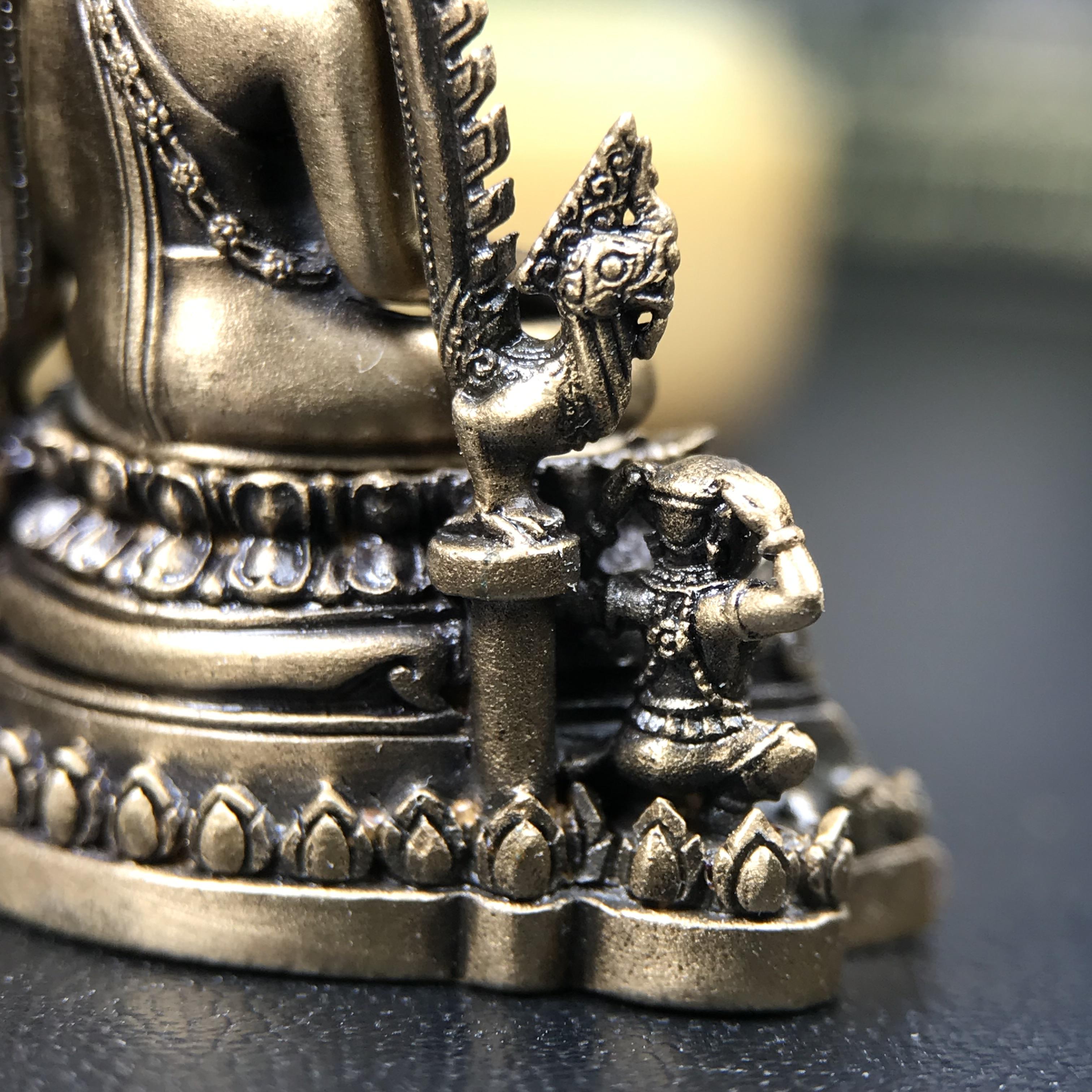 พระพุทธชินราช ภปร. 84 พรรษา ปี 2554 เนื้อบรอนซ์รมดำซาติน พิมพ์กลางขนาดหน้าตัก 1/2 นิ้ว(พระราชทานมวลสาร จิตรลดาและเส้นพระเจ้า(เส้นผม)รัชกาลที่9)พุทธศิลป์ทรงคุณค่าอีกหนึ่งรุ่นยอดนิยม(หมายเลข ๒๓๓๔))