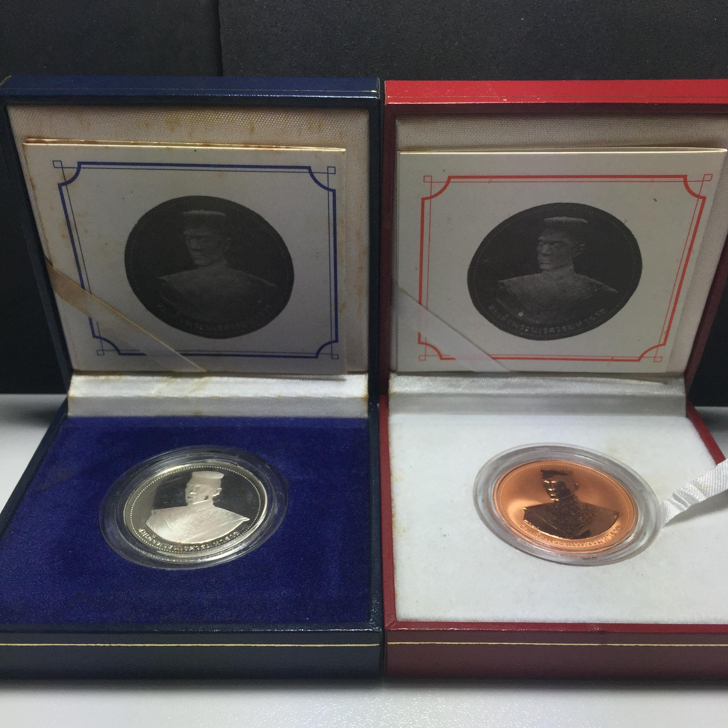 เหรียญ พระพุทธชินราช-สมเด็จพระนเรศวรมหาราช รุ่นกองทุนสร้างอาคารเรียนวิทยาลัยสงฆ์ วัดพระศรีรัตนมหาธาตุ ปี 2536 เนื้อเงินขัดเงา+เนื้อทองแดงขัดเงา