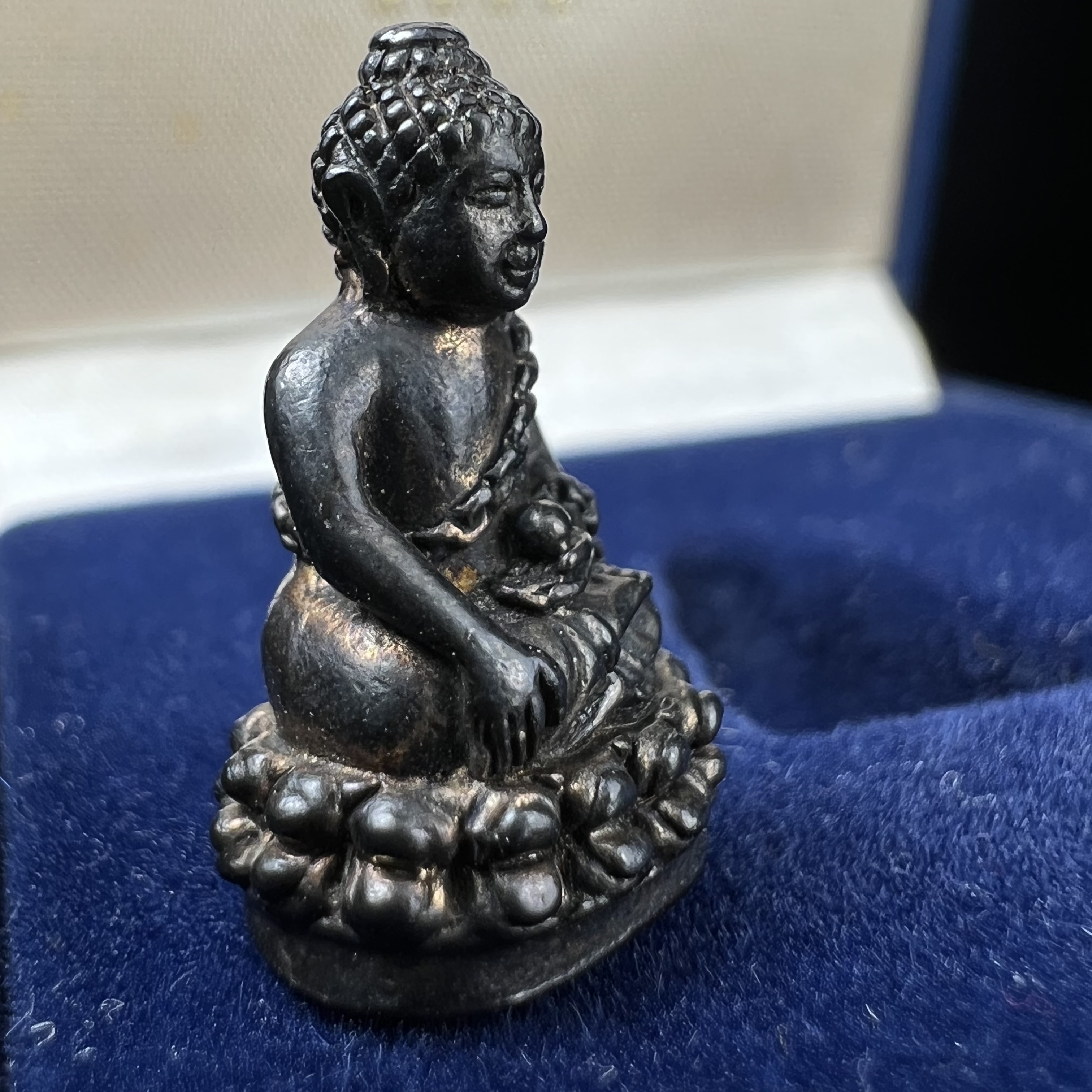 พระกริ่งพุทธอุดมสมบูรณ์(พระปุ้มปุ้ย)รุ่นแรก เนื้อนวโลหะเต็มสูตร วัดบวรนิเวศวิหาร ปี2535 แขวนบูชาไม่มีอดอยาก มีความอุดมสมบูรณ์สมตามลักษณะและมงคลนามตามชื่อ ตามปรารถนา(1ใน2000องค์)หายาก