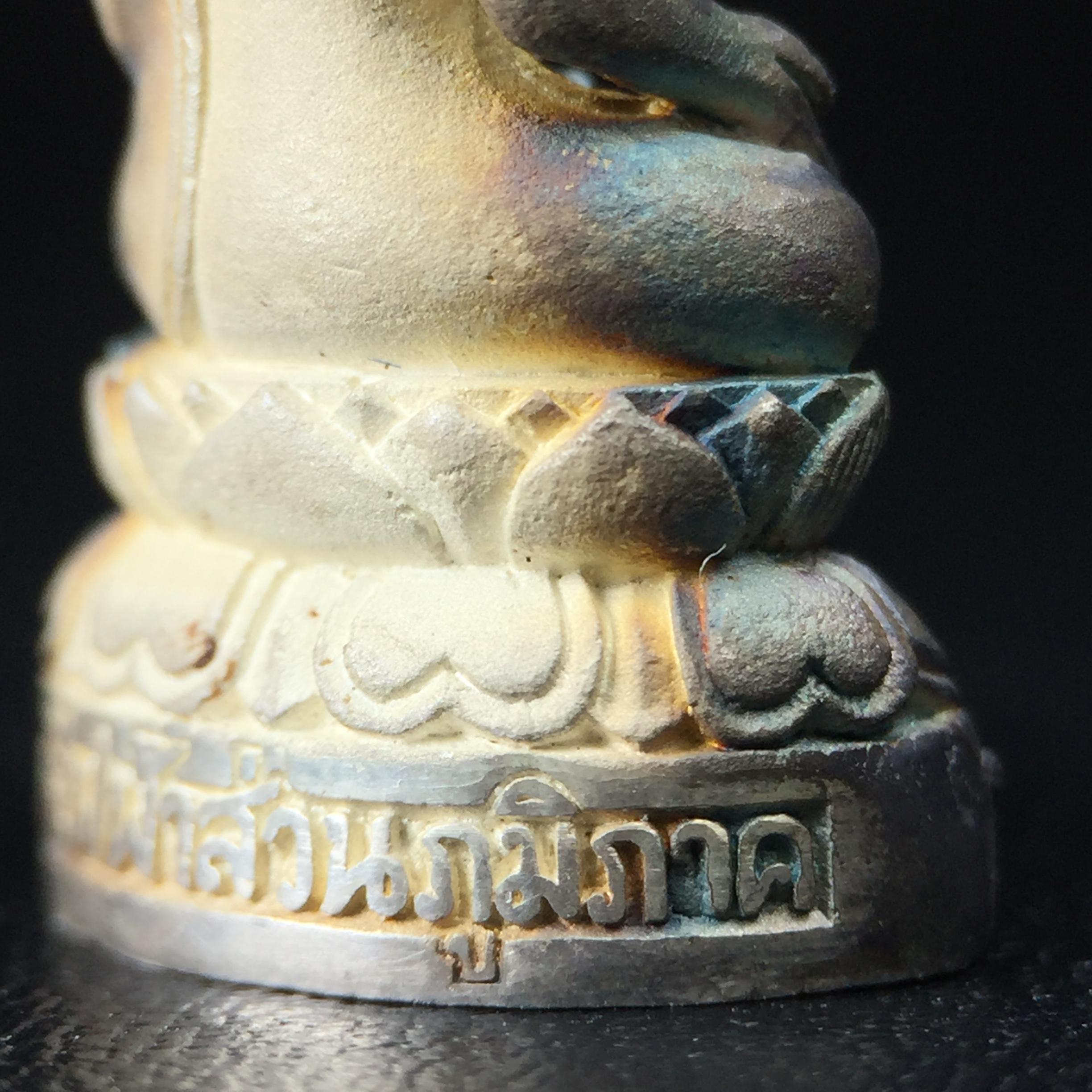 พระกริ่งไพรีพินาศ วัดบวรนิเวศวิหาร ปี2538 การไฟฟ้าส่วนภูมิภาคจัดสร้าง เนื้อเงิน(สภาพผิวเดิม ขึ้นสีรุ้งธรรมชาติ สวยแบบนิยม)พร้อมกล่องบรรจุเดิม หมายเลข 6432