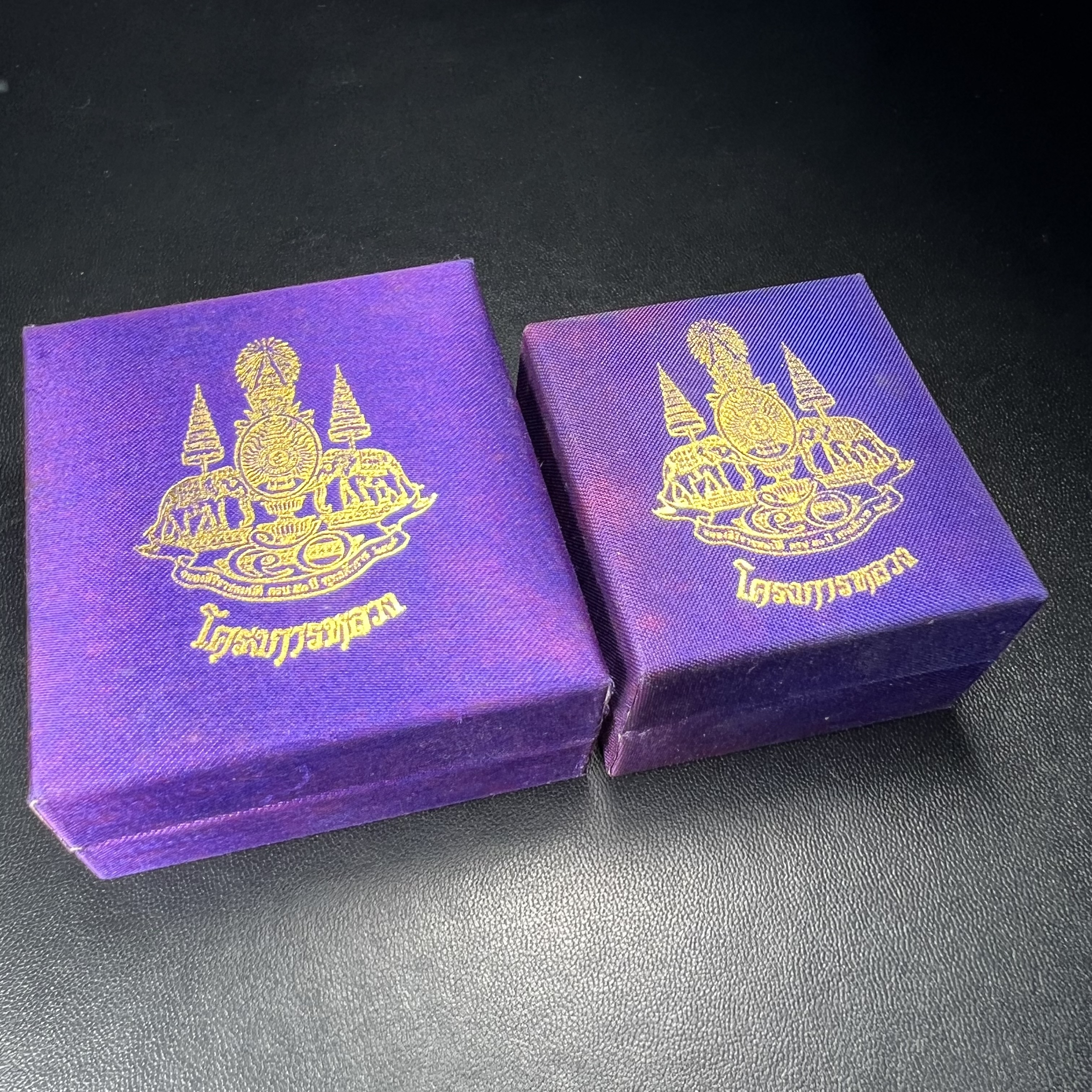 พระพุทธนวราชบพิตร พระพิมพ์จิตรลดา โครงการหลวง ปี2539 (พิมพ์ใหญ่+พิมพ์เล็ก) เนื้อเงินผิวเดิมขึ้นสีรุ่ง สวย แบบนิยมพร้อมกล่องบรรจุเดิม พิธีใหญ่ ปลุกเสกวัดพระแก้ว(1ชุด 2 องค์)