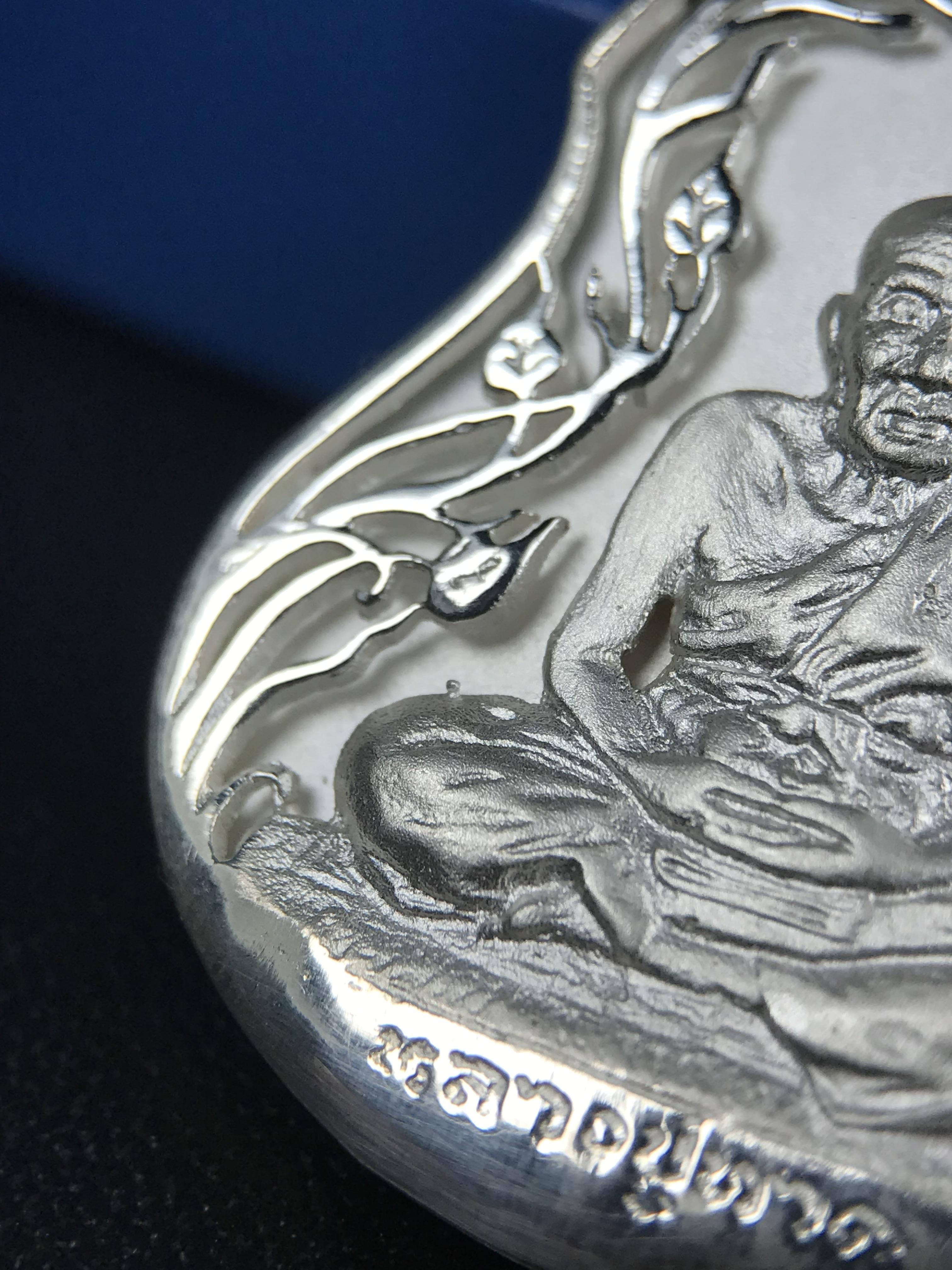 เหรียญหลวงปู่ทวด พระนามาภิไธย สก. แบบงานฉลุโบราณ(HAND MADE) ปี 2544 เนื้อเงิน(ผิวสวย) พิธีปลุกเสก ณ อุโบสถวัดช้างให้ และ พิธีมังคลาภิเษก ณ พระอุโบสถ วัดพระศรีรัตนศาสดาราม(วัดพระแก้ว) (1 ใน 2000 เหรียญ)พบเจอน้อยหายากมาก