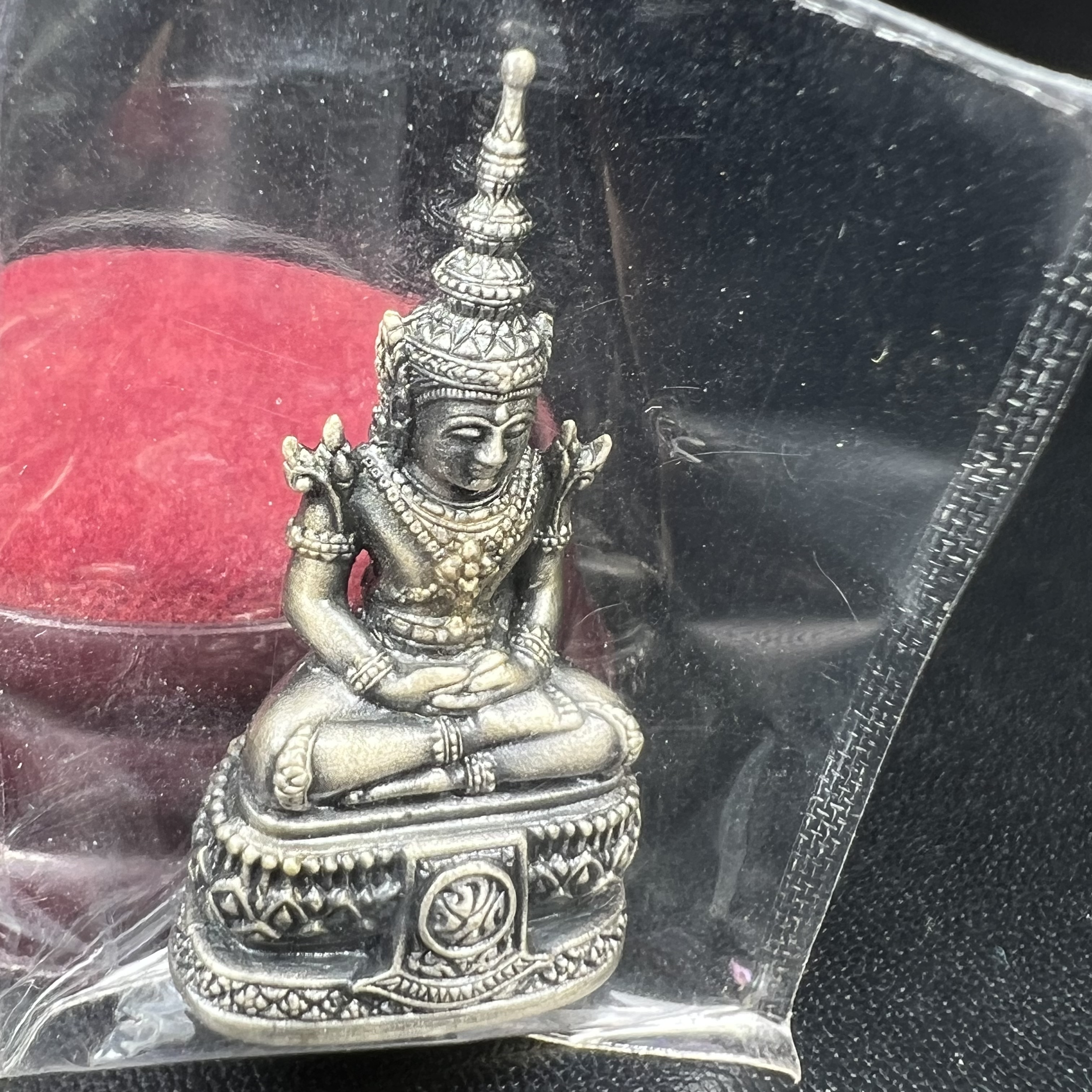 พระแก้วมรกต ภปร.(รุ่นแรก) ปี2545 รุ่นฉลองกรุงรัตนโกสินทร์ครบ 220 ปี พิมพ์ลอยองค์ใหญ่ เนื้ออัลปาก้า ชุบเงินลงดำ ขนาด 19*35 มม. พร้อมครอบตั้งโชว์เดิม องค์พระซีนซองเดิม สวยครบสมบูรณ์