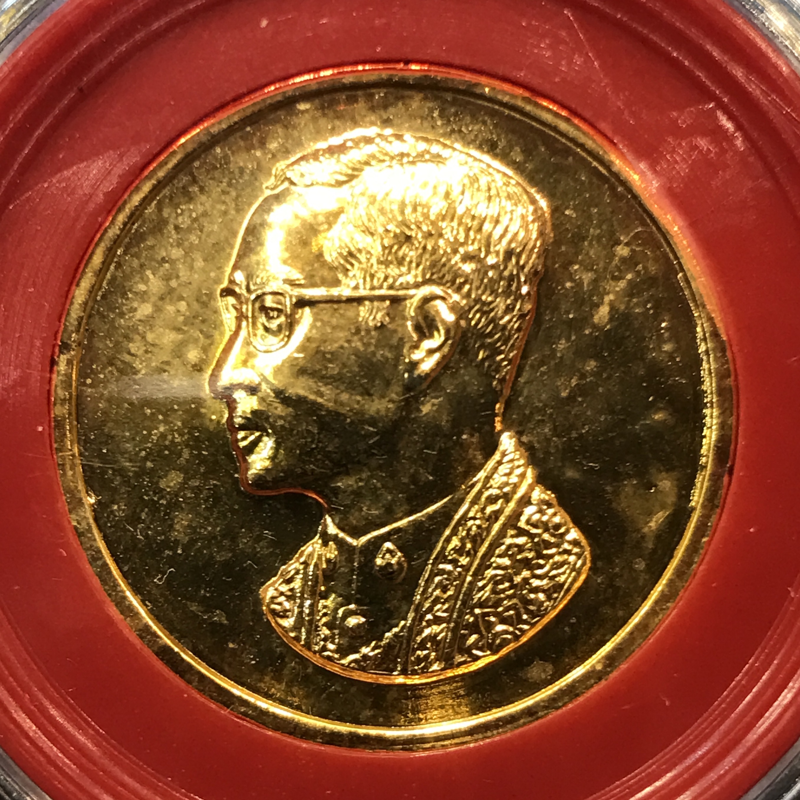 ชุดเหรียญพระบรมรูปคุ้มเกล้าฯมหามงคล ชุดพิเศษกรรมการ(ในหลวงรัชการที่9 เสด็จเททอง)