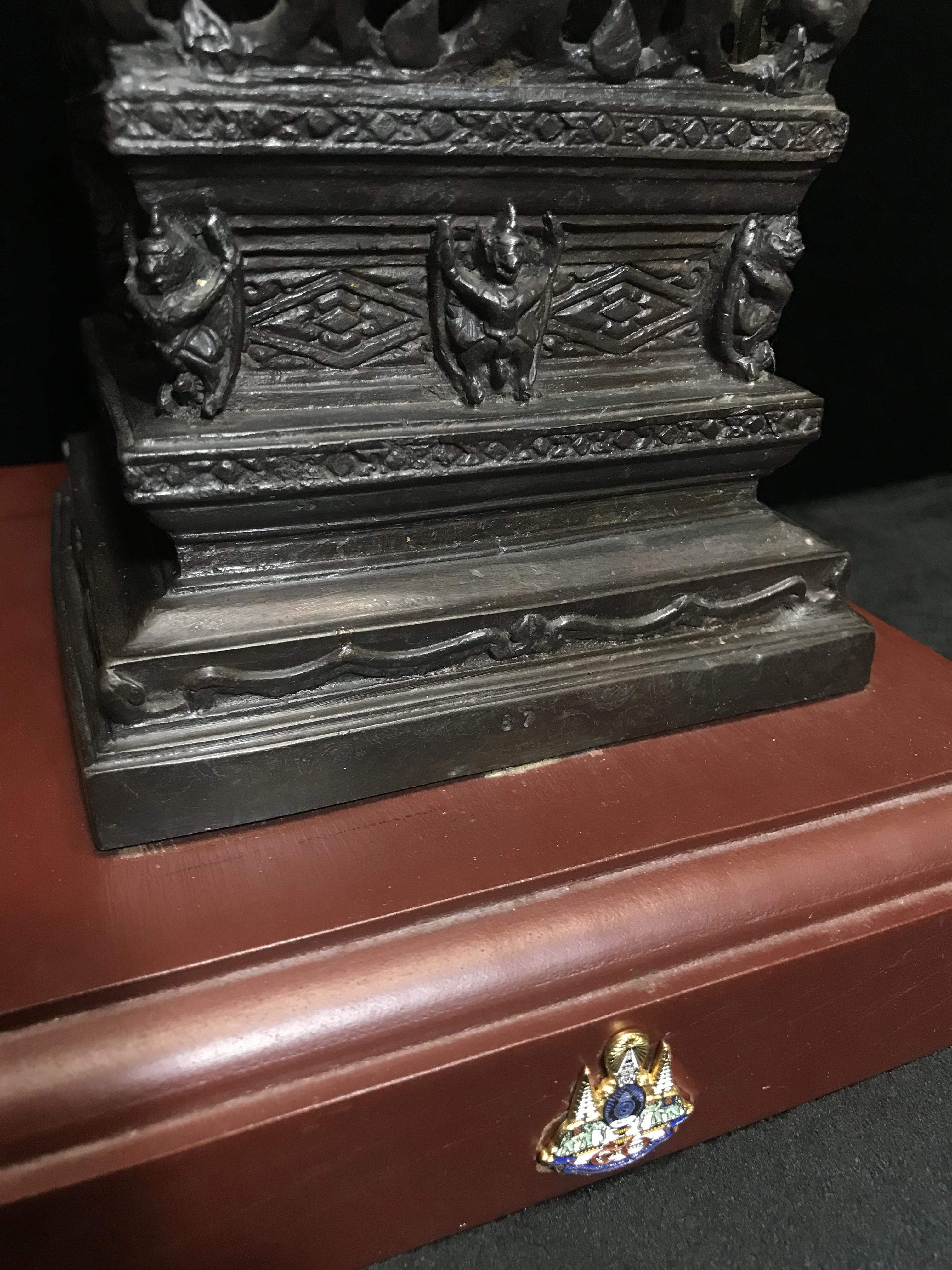 พระบรมรูปหล่อพระบาทสมเด็จพระพุทธยอดฟ้าจุฬาโลกมหาราช (ร.1) ทรงนั่งบัลลังก์ จัดสร้างโดยรัฐสภาผู้แทนราษฎร เนื้อโลหะสัมฤทธิ์ ปี 2539(หายาก)