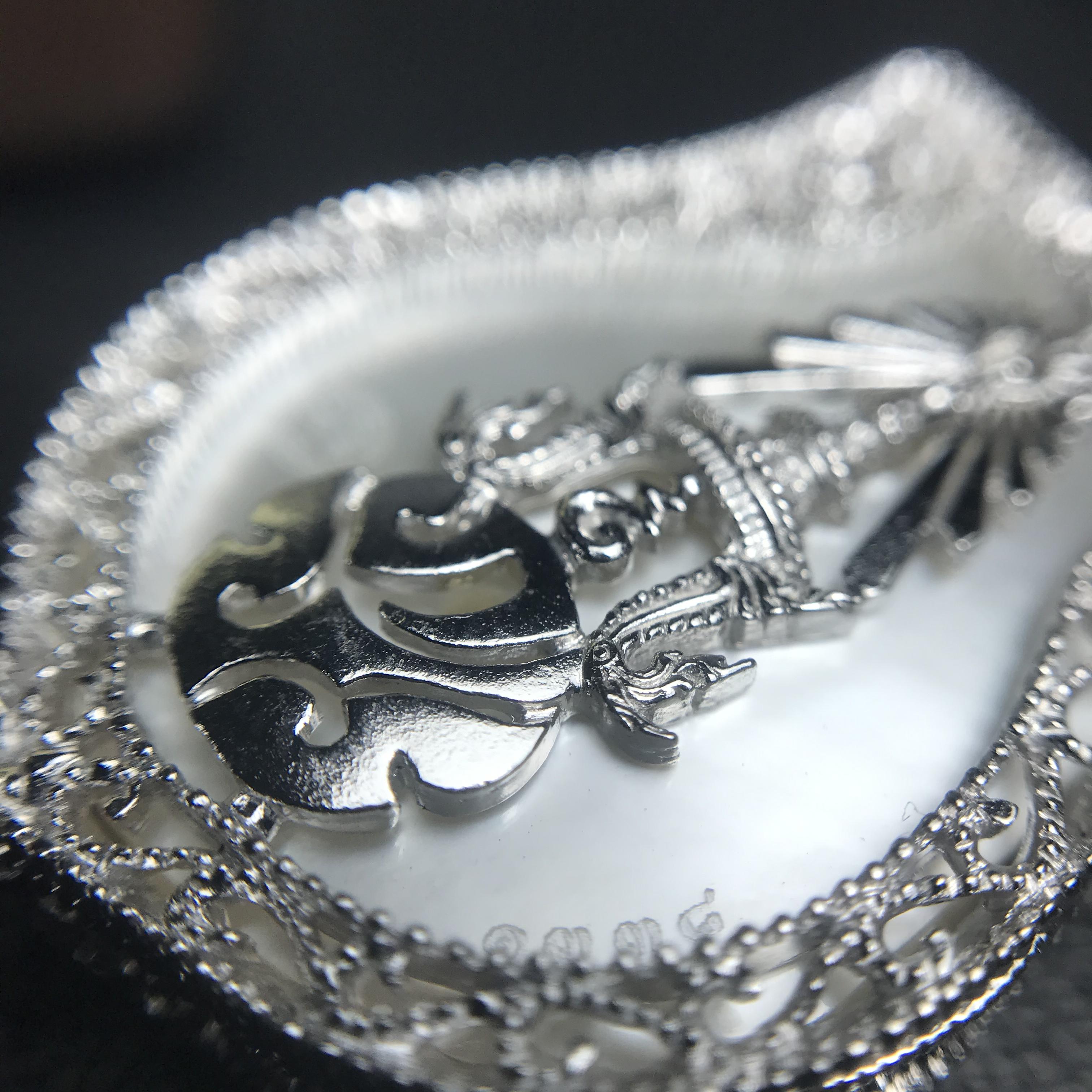 พระพุทธชินราช ภปร. โครงการ "เพราะแผ่นดินนี้ คือ แผ่นดินเกิด" ปี2548(รุ่นแรก) เหรียญทรงเสมา ขนาด 21 x 29 มม.เนื้อเงินสามกษัตริย์ องค์พระชุบสามกษัตริย์ ล้อมด้วยกรอบเงินชุบทองคำขาวสลักเสลาเป็นลวดลายละเอียดอ่อน ส่วนพื้นองค์พระเป็นเปลือกหอยมุข(งดงาม