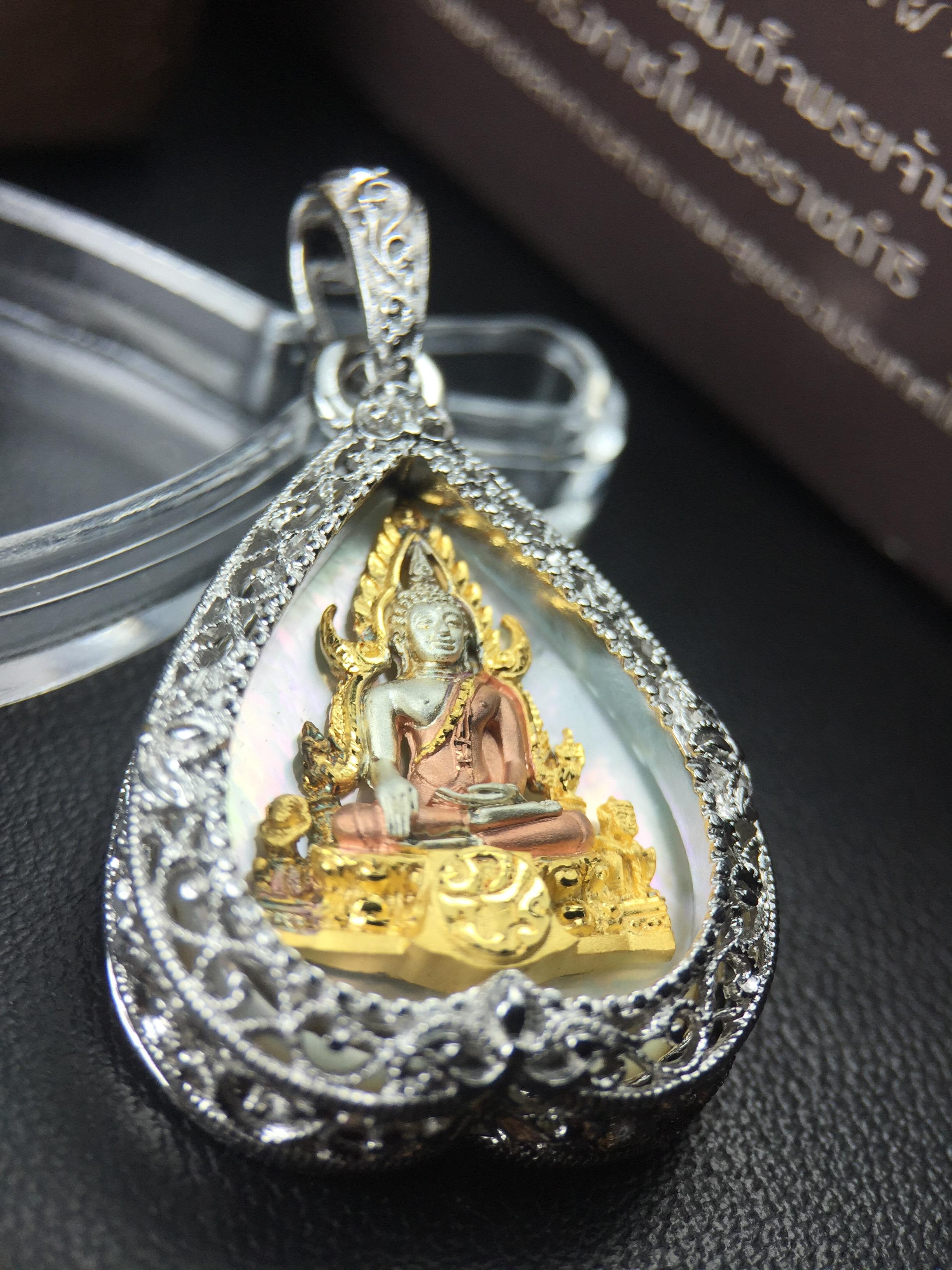 พระพุทธชินราช ภปร. โครงการ "เพราะแผ่นดินนี้ คือ แผ่นดินเกิด" ปี2548(รุ่นแรก) เหรียญทรงใบโพธิ์ ขนาด 21 x 29 มม. เนื้อเงินสามกษัตริย์ องค์พระชุบสามกษัตริย์ ล้อมด้วยกรอบเงินชุบทองคำขาวสลักเสลาเป็นลวดลายละเอียดอ่อน ส่วนพื้นองค์พระเป็นเปลือกหอยมุข