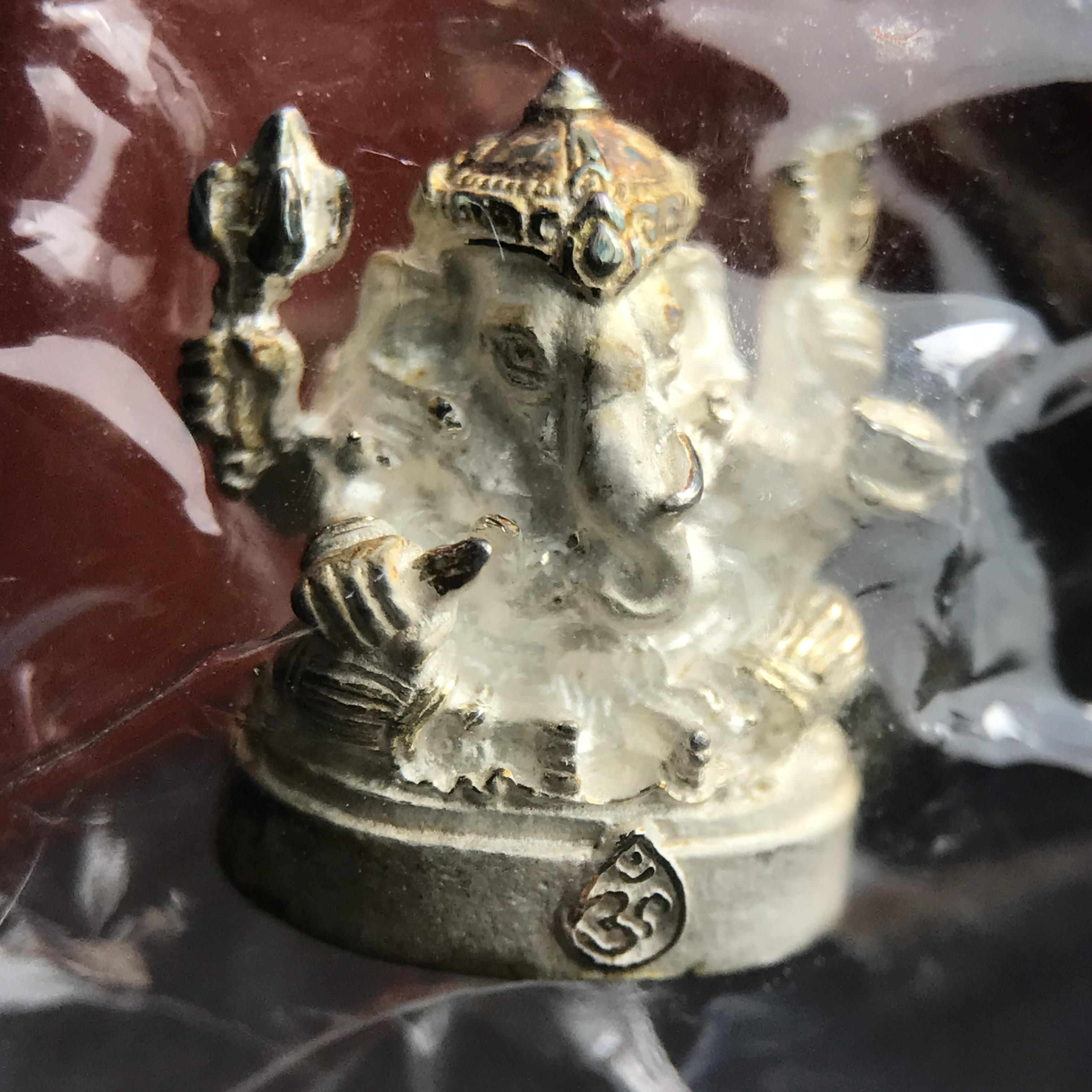 พระพิฆเนศ พิมพ์ลอยองค์ รุ่นแรก กรมศิลปากร ปี 2540 เนื้อเงิน ผิวเดิมติดรุ้งๆ(ซีนซองเดิมพร้อมกล่องไม้และกล่องกระดาษครบชุด)พิธีใหญ่ เข้มขลัง มวลสารศักดิ์สิทธิ์ (เทพเจ้าแห่งความสำเร็จและศิลปวิทยาการ)ยอดนิยมหายาก