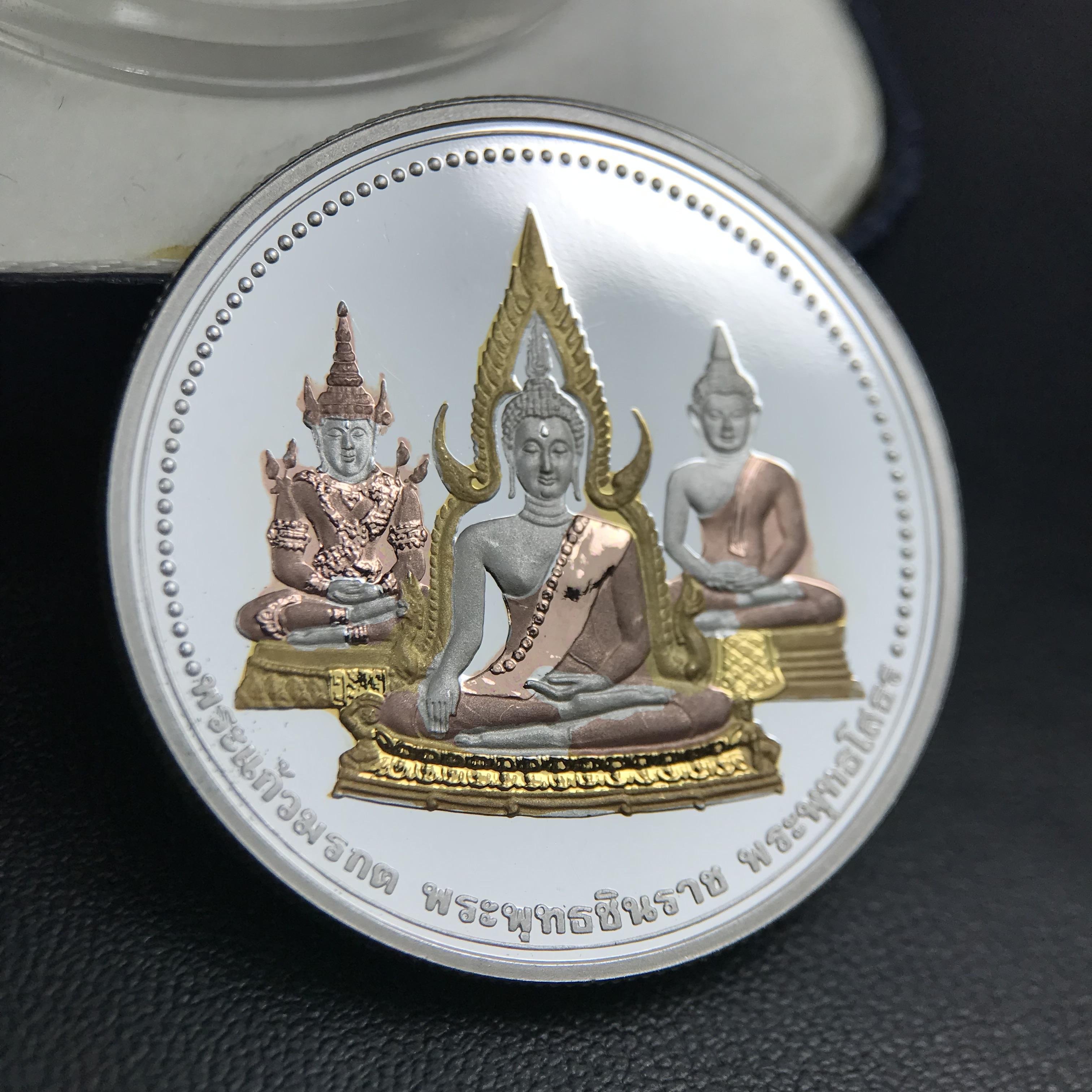 เหรียญพระแก้วมรกต พระพุทธชินราช พระพุทธโสธร รุ่นพุทธบารมี ปี 2540 เนื้อเงินขัดเงา 99.9% ชุบ 3 กษัตริย์ พร้อมกล่องและใบรับรองเดิม พิธีพุทธาภิเษก 2 พิธีมหามงคล(พระพุทธคู่บ้านคู่เมือง รูปแบบเหรียญสวยงดงามมาก พิธีใหญ่ เป็นที่นิยม)สร้างน้อยหายาก 1 ใน500 เหรียญ