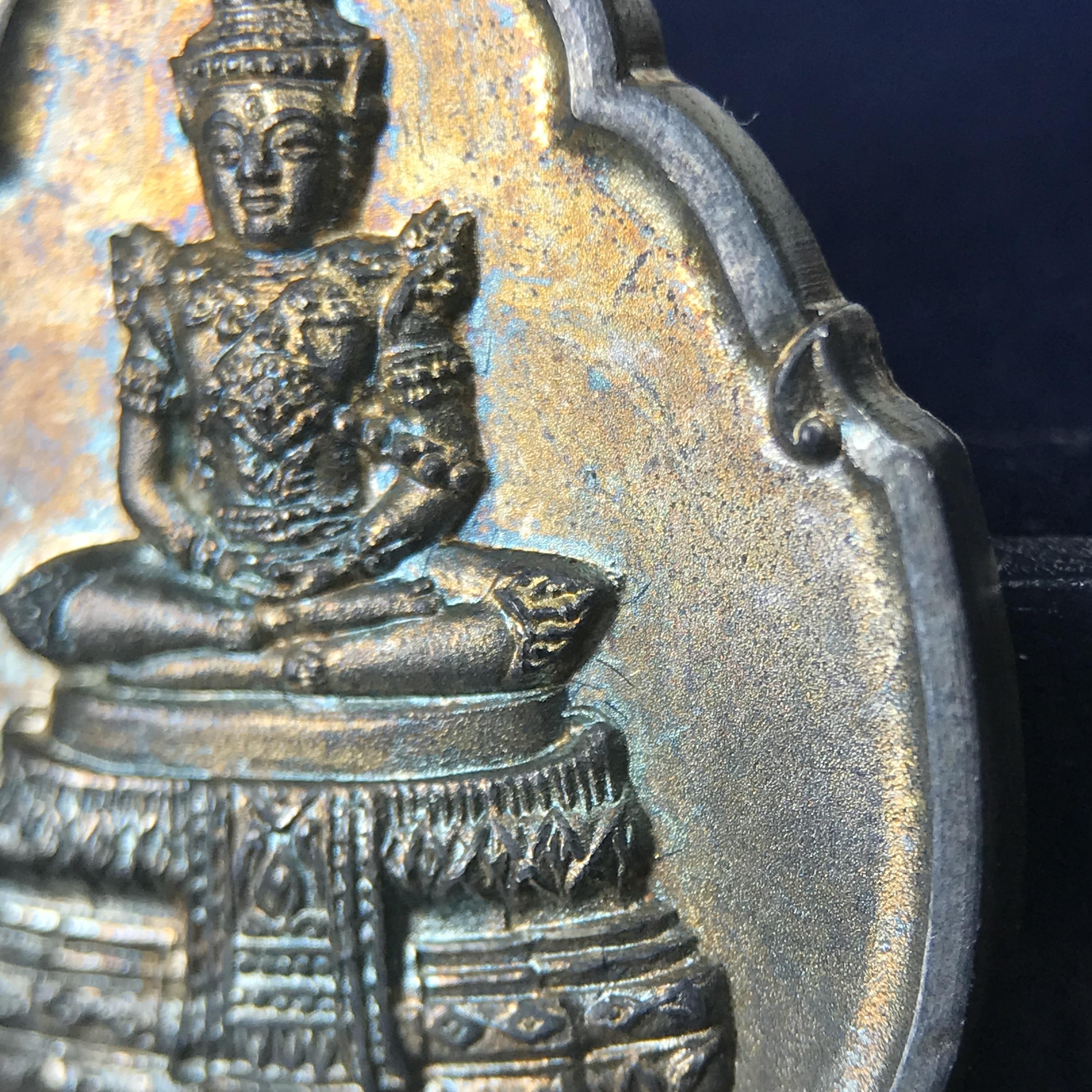 เหรียญพระแก้วมรกต ที่ระลึกในพิธีเททองการจัดสร้างพระแก้วมรกตกรมสรรพสามิต พ.ศ.2539 และในวโรกาสที่พระบาทสมเด็จพระเจ้าอยู่หัวทรงครองราชย์ครบ 50 ปี เนื้อเงิน ทรงหยดน้ำ(พิมพ์มีหูห่วง)(สภาพผิวเดิมขึ้นรุ้งสวยมาก)(พิธีใหญ่)**เนื้อเงินรุ่นนี้พบเจอน้อยมาก**