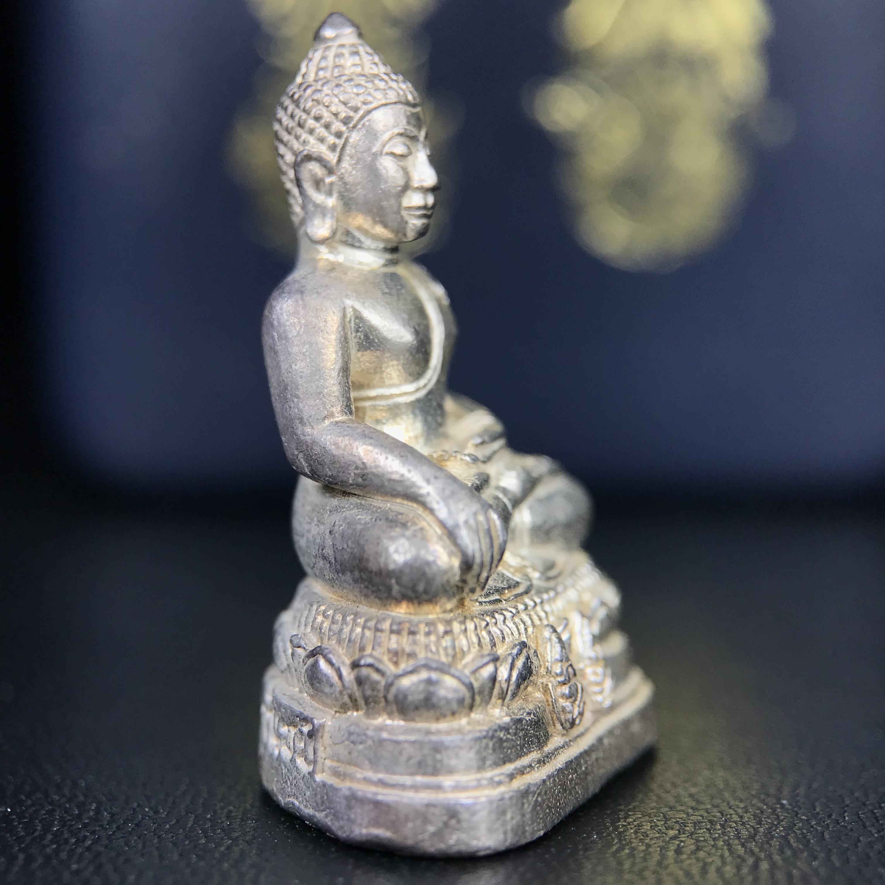 พระกริ่งพระพุทธนรสีห์ จปร.+ภปร. ครบรอบ 100 ปี ธนาคารไทยพาณิชย์ ปี 2550 พระกริ่งเนื้อเงิน(หายาก)(พุทธศิลป์งดงาม)ด้านหน้าฐานประดับด้วยตราสัญลักษณ์ "จปร" และ "ภปร" (องค์เนื้อเงินสร้างน้อย พบเจอน้อยหายาก)1 ใน 2500 องค์