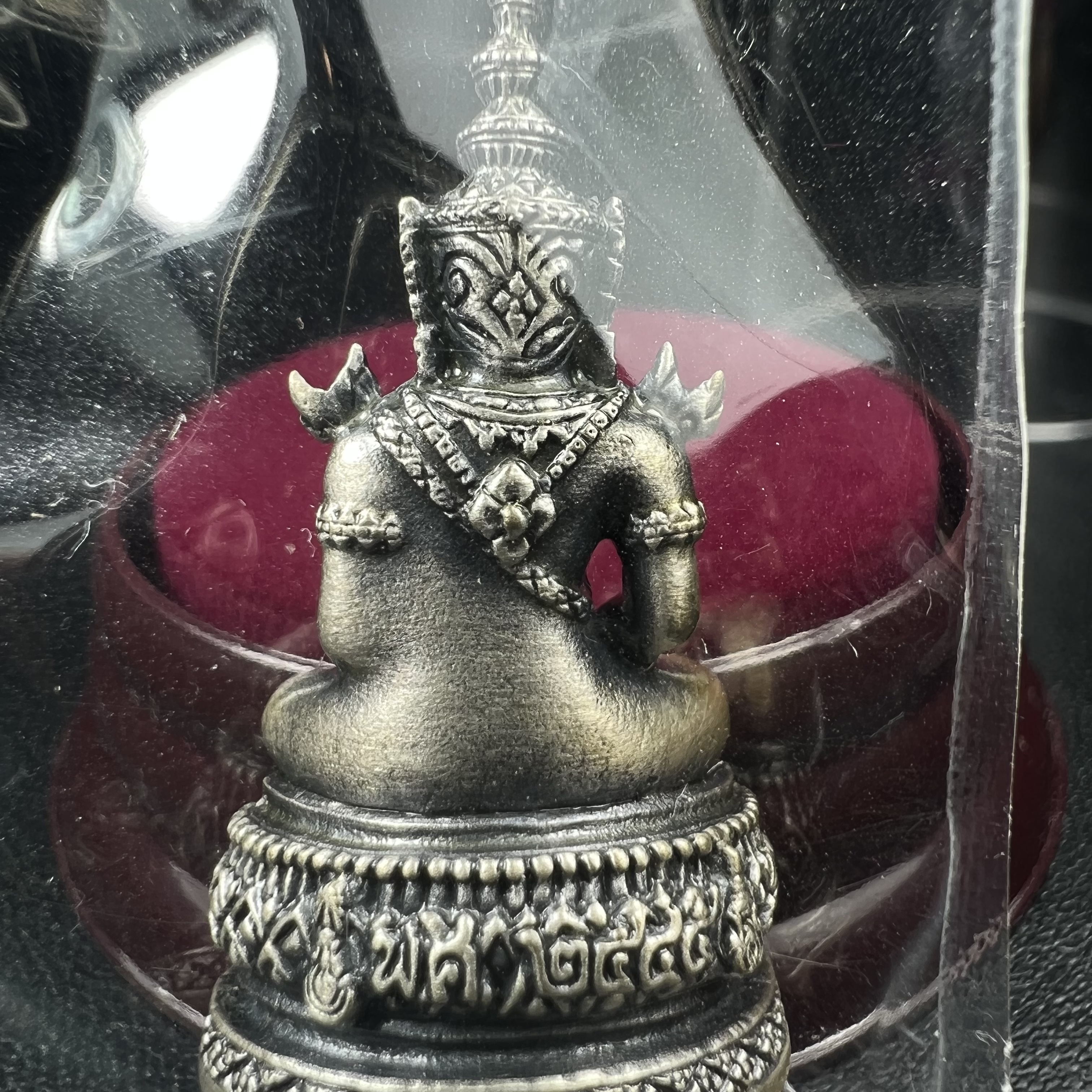 พระแก้วมรกต ภปร.(รุ่นแรก) ปี2545 รุ่นฉลองกรุงรัตนโกสินทร์ครบ 220 ปี พิมพ์ลอยองค์ใหญ่ เนื้ออัลปาก้า ชุบเงินลงดำ ขนาด 19*35 มม. พร้อมครอบตั้งโชว์เดิม องค์พระซีนซองเดิม สวยครบสมบูรณ์