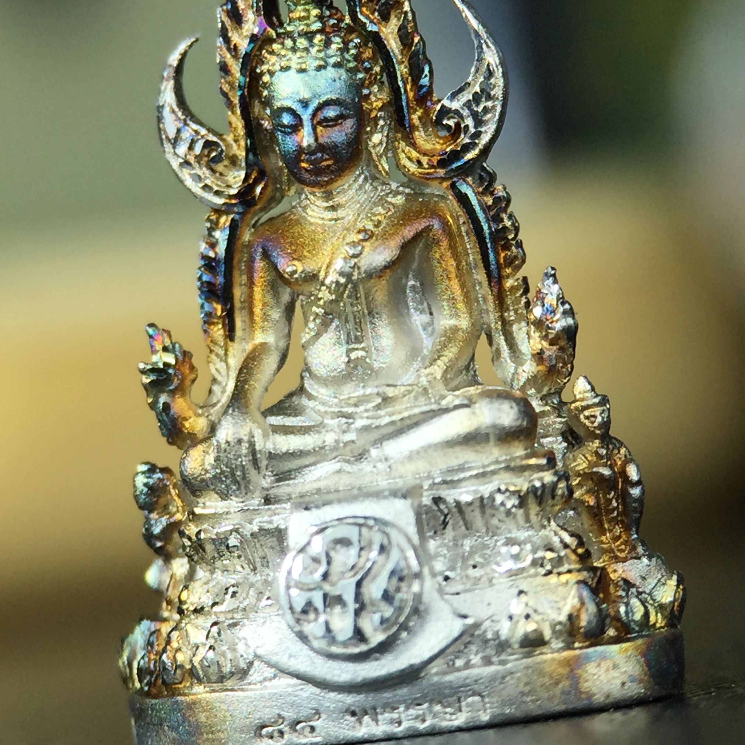 พระพุทธชินราช(จำลอง) ภปร. 84 พรรษา เนื้อเงินชุบทองคำขาว พิมพ์เล็กขนาดหน้าตัก 1/4 นิ้ว (สภาพผิวเดิมสวย ขึ้นสีรุ้งธรรมชาติ แบบนิยม)(พระราชทานมวลสาร จิตรลดาและเส้นพระเจ้า(เส้นผม))