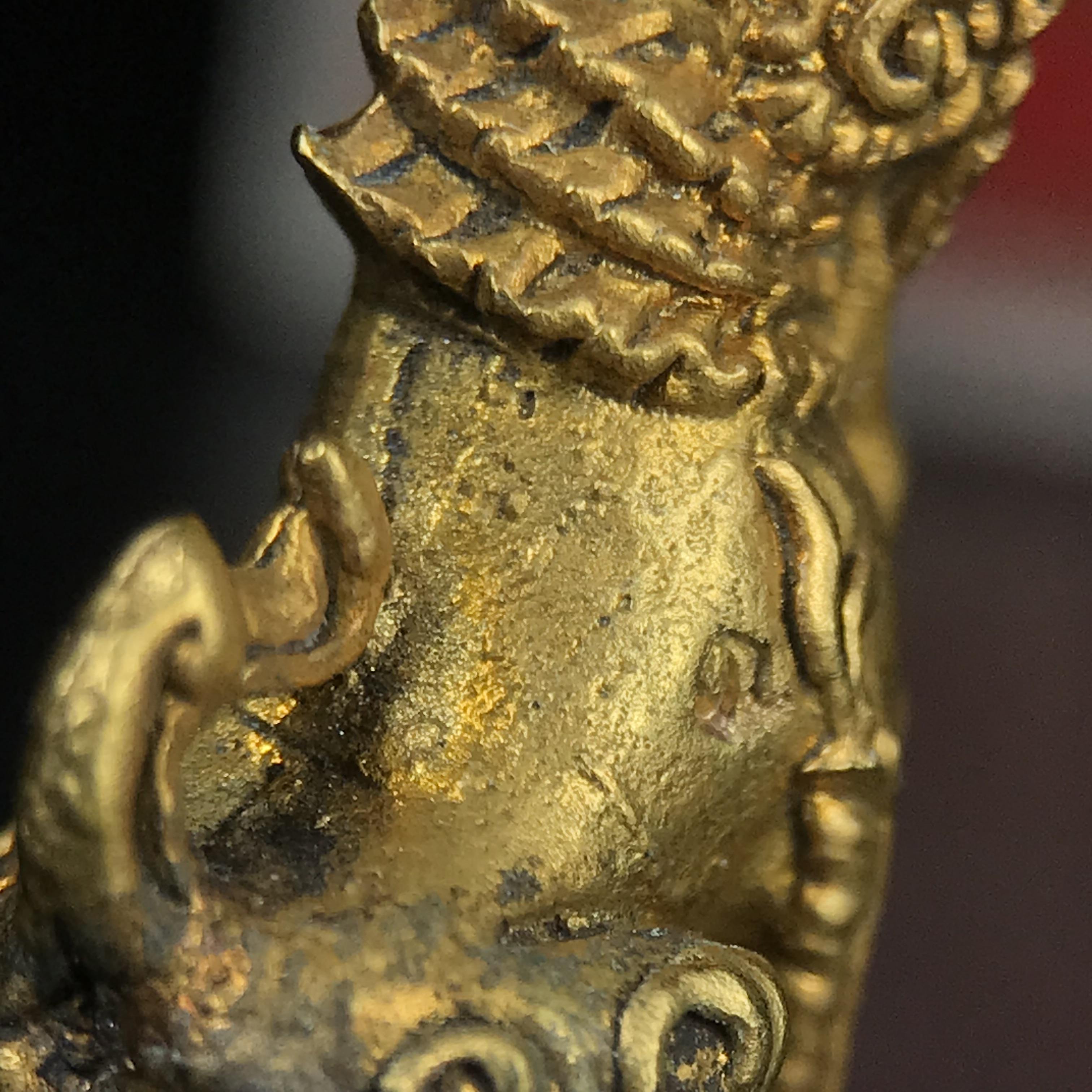 สิงห์เจ้าพ่อดำ วัดบุพพาราม จ.เชียงใหม่ ปี 2518 เนื้อกะไหล่ทอง(ตอก 2 โค๊ต)หายาก(สภาพผิวเดิมสวยเดิมกล่องครบ) สิงห์รุ่นนี้มีพิธีดีมีเกจิอาจารย์ที่ร่วมปลุกเสกมากมาย****เครื่องราง ที่พระบาทสมเด็จพระเจ้าอยุ่รัชกาลที่ ๙ ทรงเสด็จฯประกอบพิธีด้วยพระองค์เอง