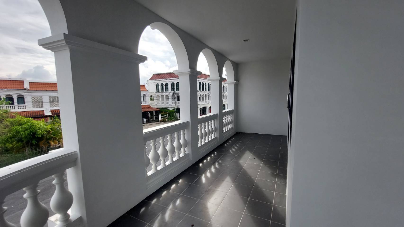 For Sales : Ratsada, 3-Storey Commercial Building, 3 bedroom 4 bathroom