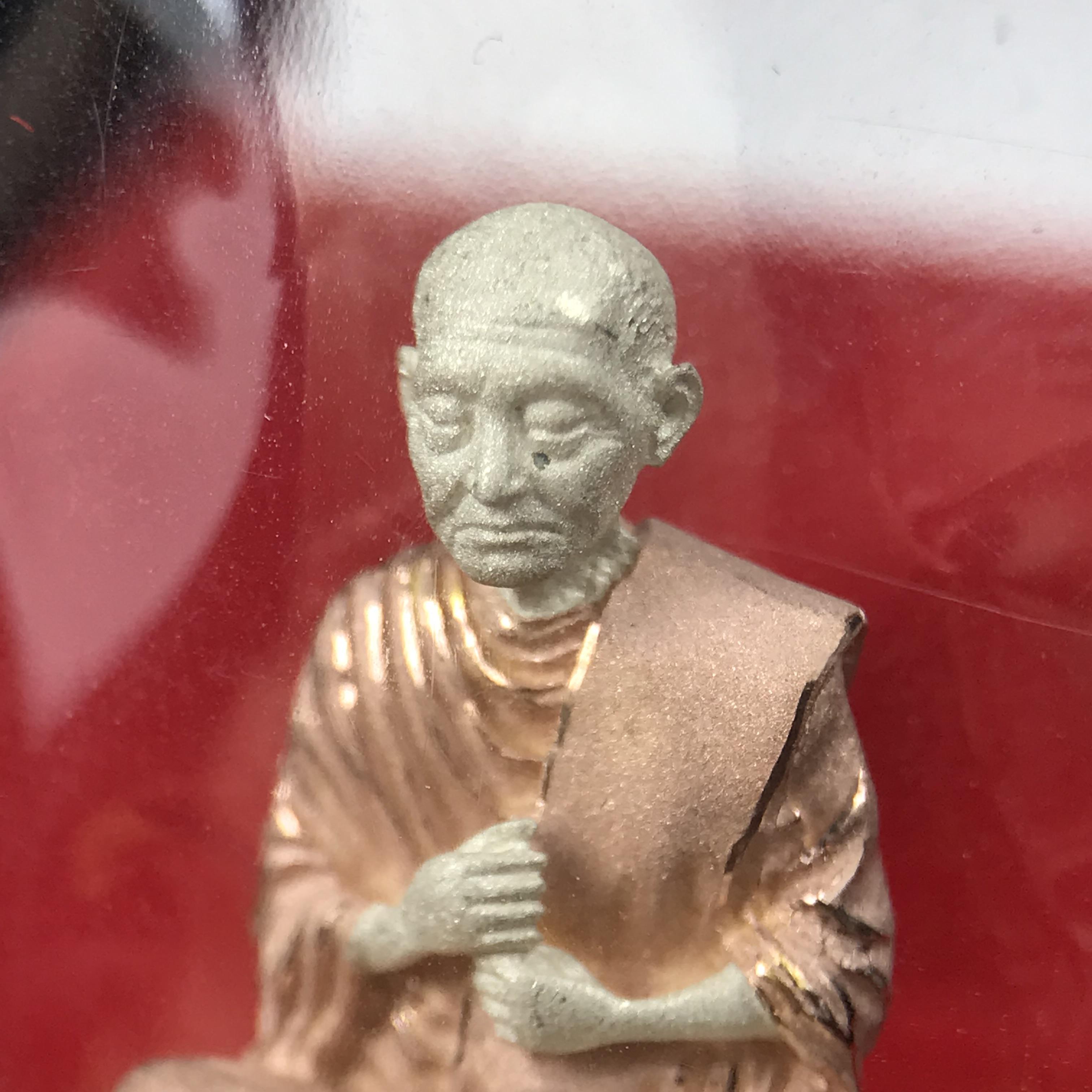 สมเด็จพุฒาจารย์ (โต พรหมรังสี) อนุสรณ์ 128 ปี สมเด็จพระญาณสังวร สมเด็จพระสังฆราช ทรงเมตตาอธิฐานจิต ปี 2543 มหาพุทธาภิเษก 3วาระ รูปเหมือนลอยองค์พิมพ์ใหญ่เนื้อเงินสามกษัตริย์ ขนาด 1.5 x 2.5 ซม. ทรงคุณค่าทั้งด้านความงานด้านพุทธศิลป์ และพุทธคุณ