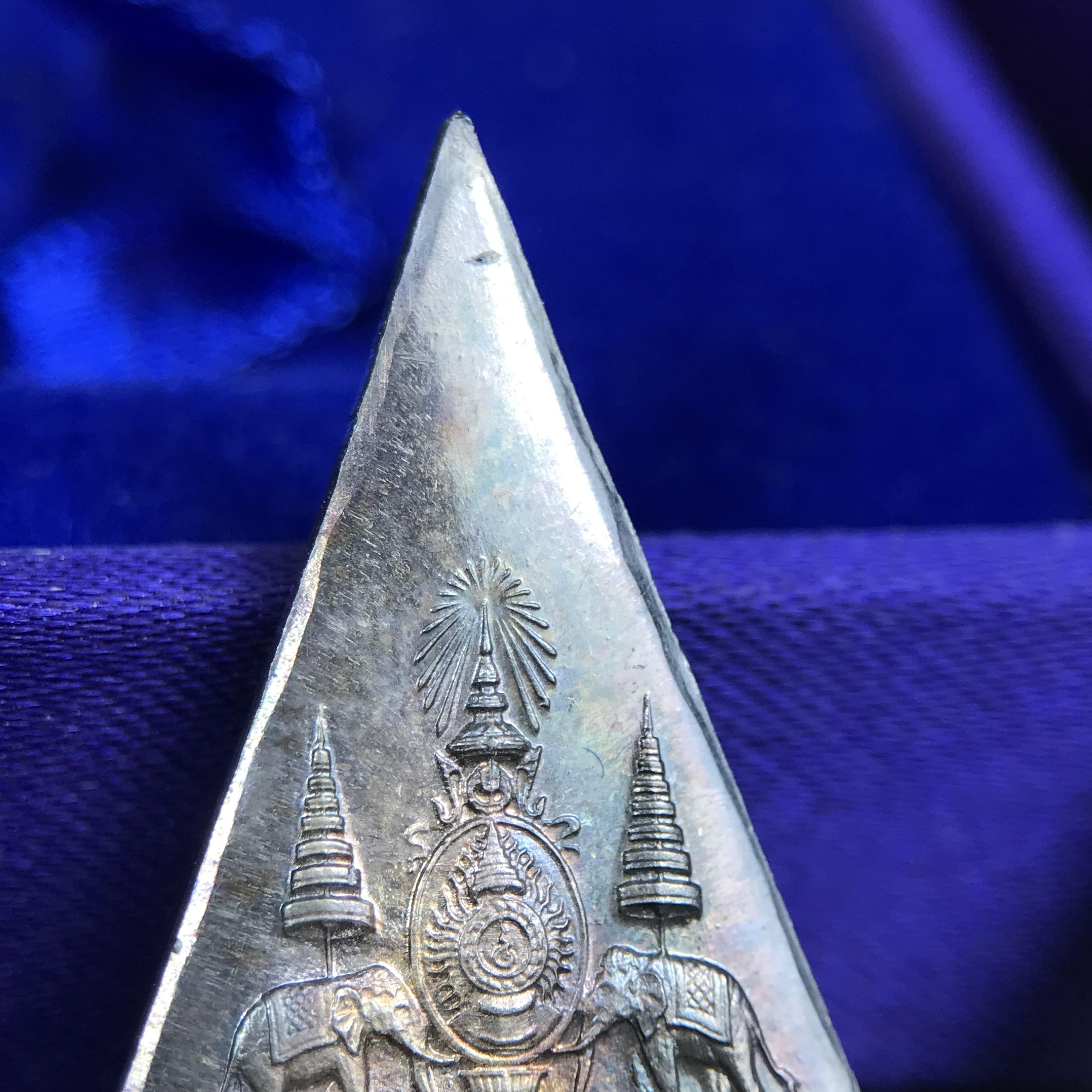 พระพุทธนวราชบพิตร พระพิมพ์จิตรลดา โครงการหลวง ปี2539 (พิมพ์ใหญ่+พิมพ์เล็ก) เนื้อเงินผิวเดิมขึ้นสีรุ่ง สวย แบบนิยมพร้อมกล่องบรรจุเดิม พิธีใหญ่ ปลุกเสกวัดพระแก้ว(1ชุด 2 องค์)