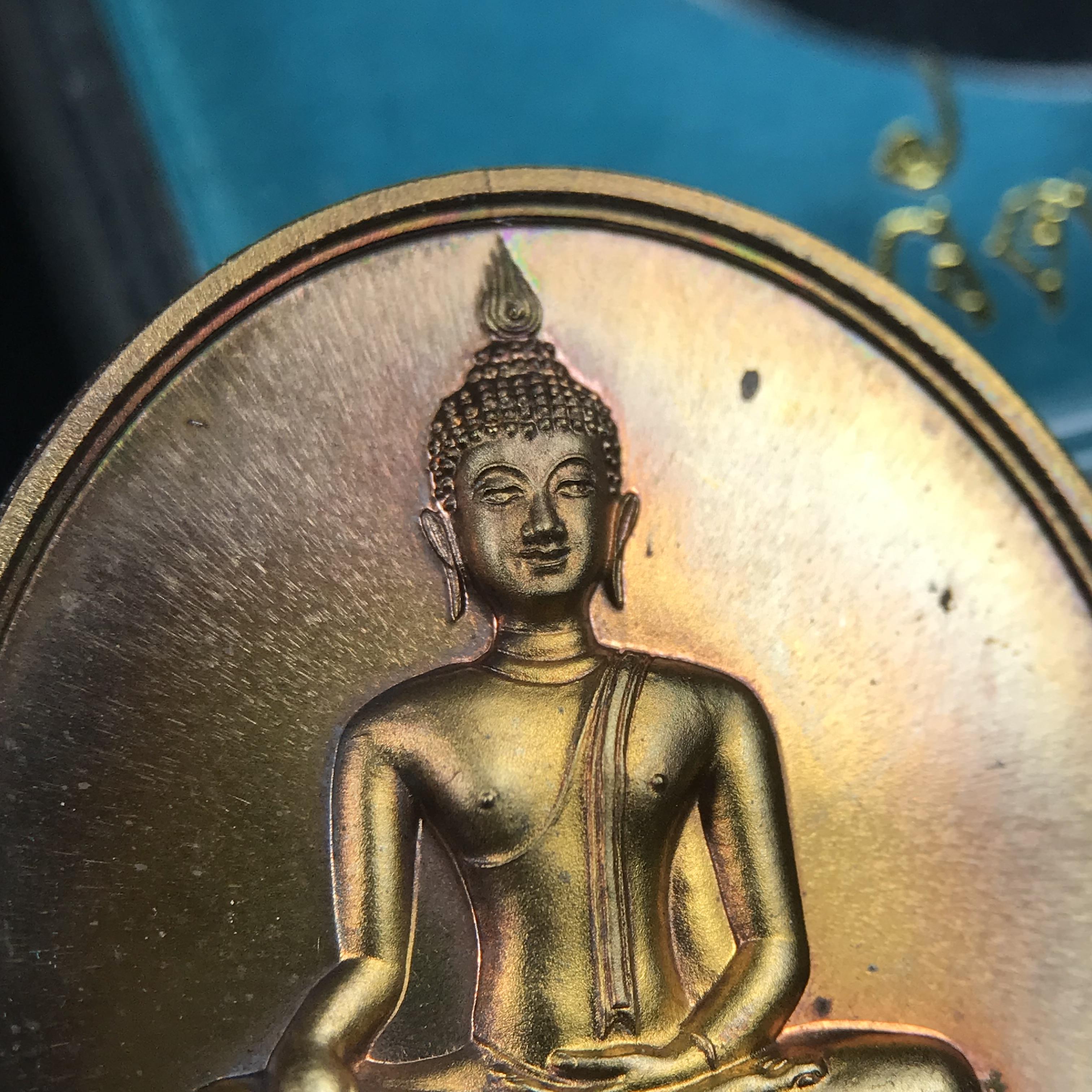 พระพุทธนวราชบพิตร ภปร. ที่ระลึก 7รอบ 84พรรษา ในหลวงรัชกาลที่ 9 วัดตรีทศเทพ จัดสร้าง พ.ศ. 2554 เหรียญเนื้อนวโลหะสภาพสวยกล่องเดิมครบ ตอกโค๊ตและหมายเลข ๓๑๑ (1 ใน 999 เหรียญ)หายากพบเจอน้อยมาก***นิมิตหมายแห่งคุณพระรัตนตรัย และความผูกพันระหว่างพระมหากษัตริย์กับ