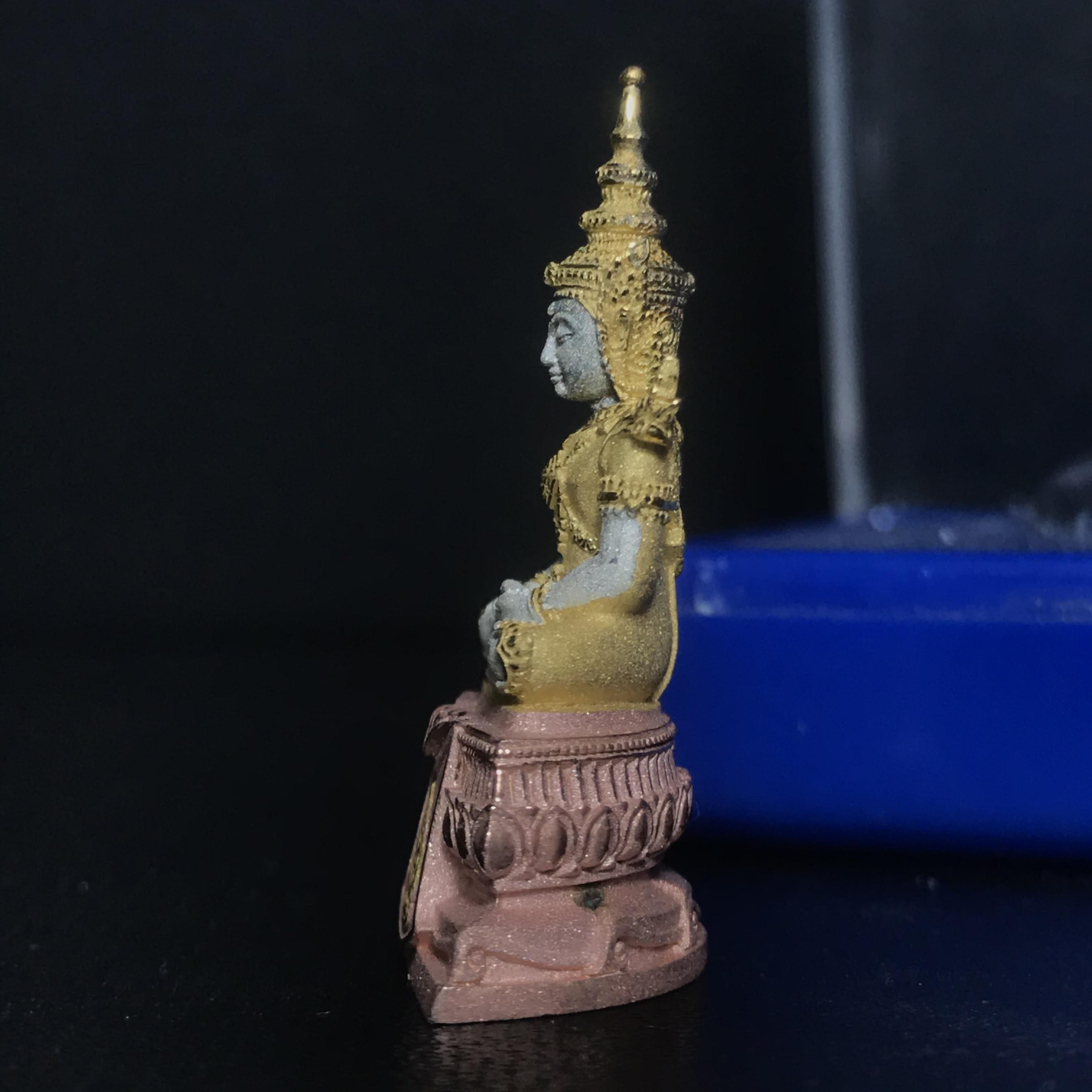 พระแก้วมรกต(จำลอง)ลอยองค์ ขนาดหน้าตัก 1/2 นิ้ว ทรงเครื่องฤดูร้อน เนื้อเงินสามกษัตริย์ ตราสัญลักษณ์ฉลองสิริราชสมบัติ ครบ 60 ปี พ.ศ.2549