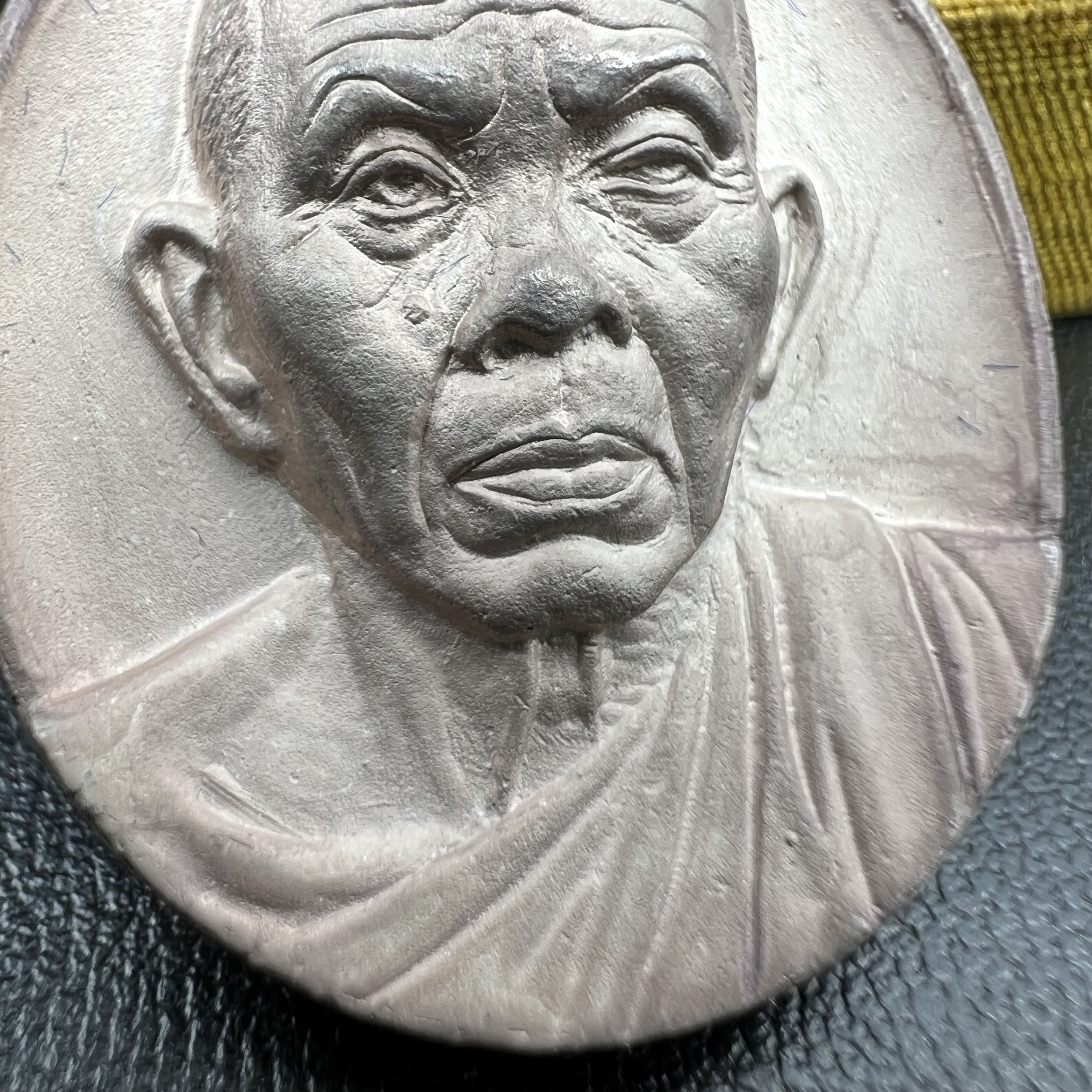 เหรียญรูปเหมือนพระญาณวิทยาคมเถร (หลวงพ่อคูณ ปริสุทโธ)ชุดกาญจนาภิเษกครองราชย์ครบ 50 ปี เนื้อเงิน วัดบวรนิเวศวิหาร ปี พ.ศ. 2538(จัดสร้างได้เหมือนหลวงพ่อคูณมาก มีรายละเอียดและความคมชัดสูง ลูกศิษย์ท่านไม่ควรพลาด วิจิตรศิลป์และพุทธศิลป์งดงาม)พิธีใหญ่