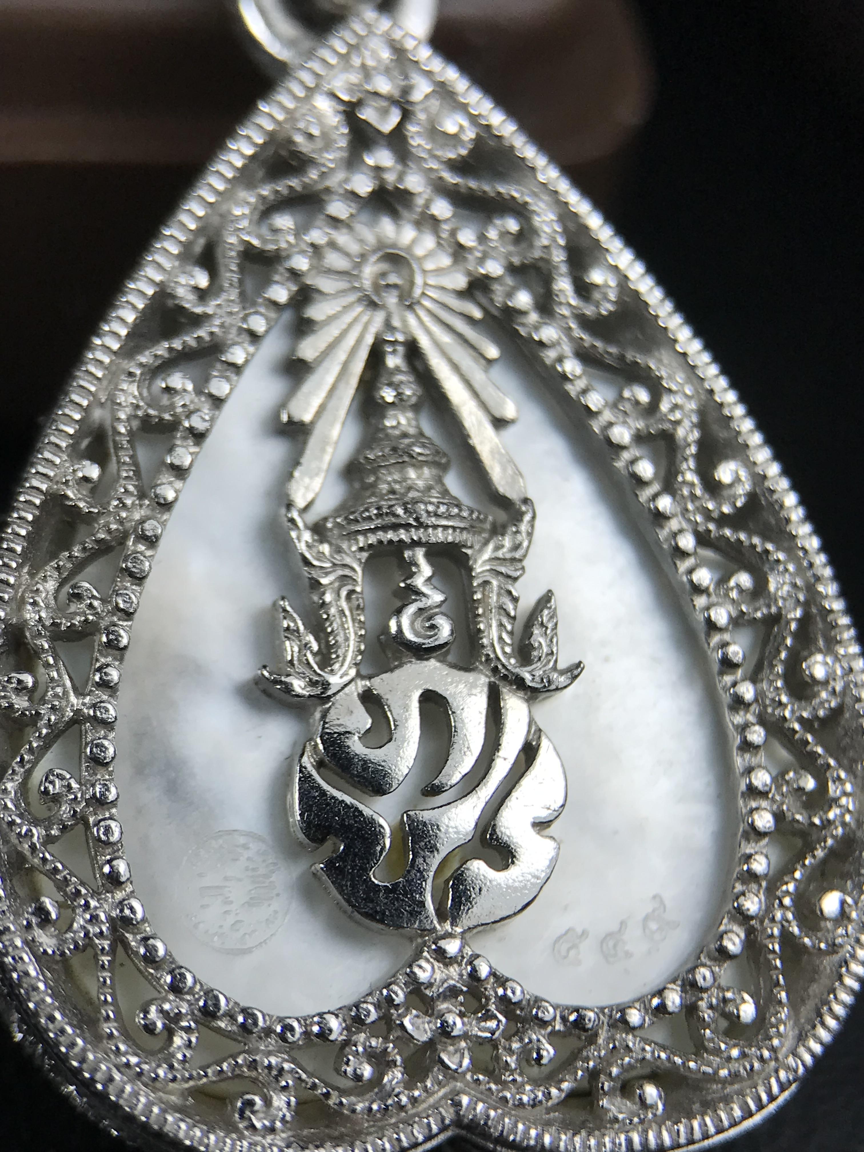 พระพุทธชินราช ภปร. โครงการ "เพราะแผ่นดินนี้ คือ แผ่นดินเกิด" ปี 2548(รุ่นแรก) เหรียญทรงใบโพธิ์ ขนาด 21 x 29 มม. เนื้อเงินสามกษัตริย์ องค์พระชุบสามกษัตริย์ ล้อมด้วยกรอบเงินชุบทองคำขาวสลักเสลาเป็นลวดลายละเอียดอ่อน ส่วนพื้นองค์พระเป็นเปลือกหอยมุข