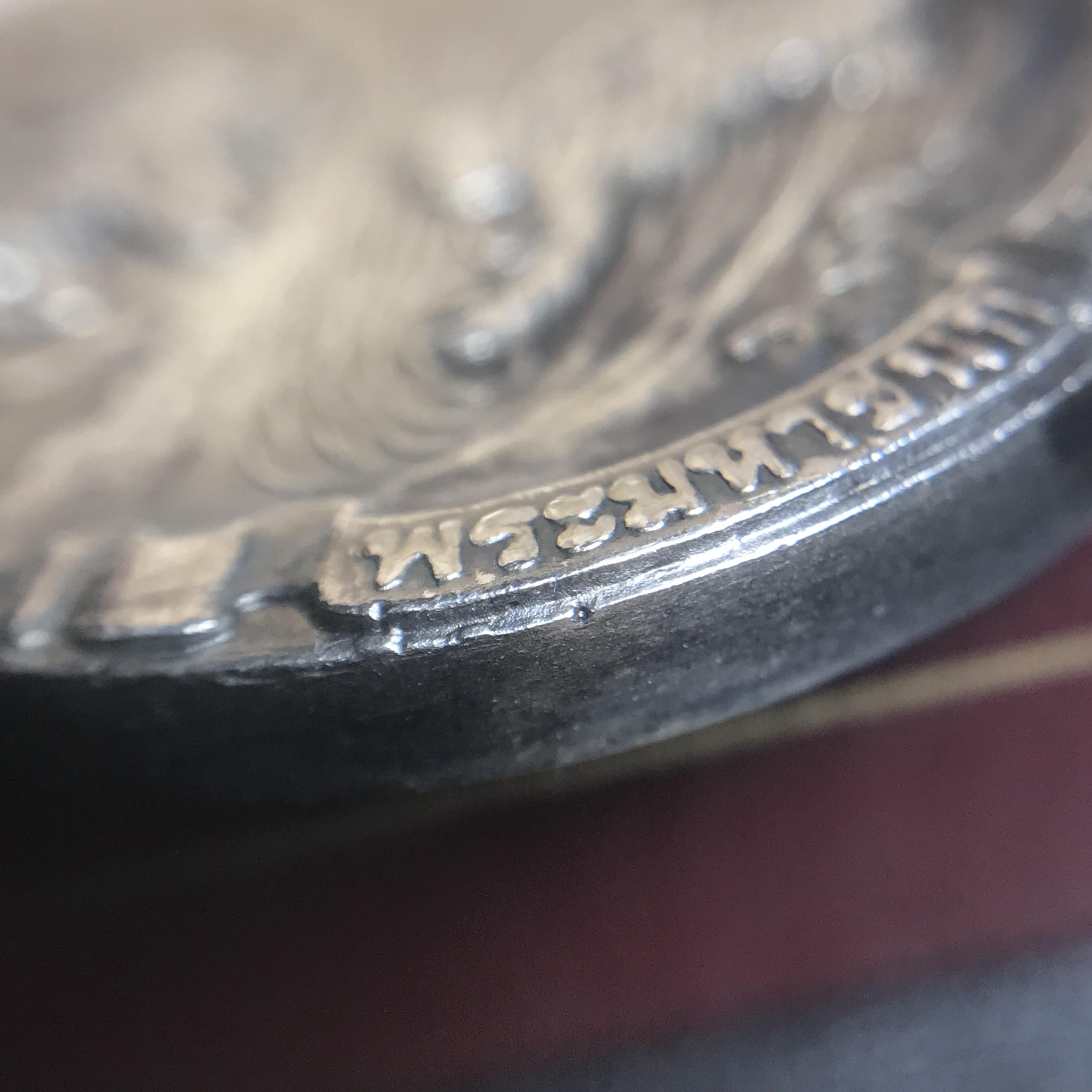 เหรียญพระมหาชนก ปี2539(รุ่นแรก) เนื้อเงิน พิมพ์ใหญ่บล็อกนิยมหายากสุดในรุ่น(วงเดือน คอจุด) ผิวเดิมสีรุ้งธรรมชาติแบบนิยม พร้อมหนังสือสภาพสวยครบชุด