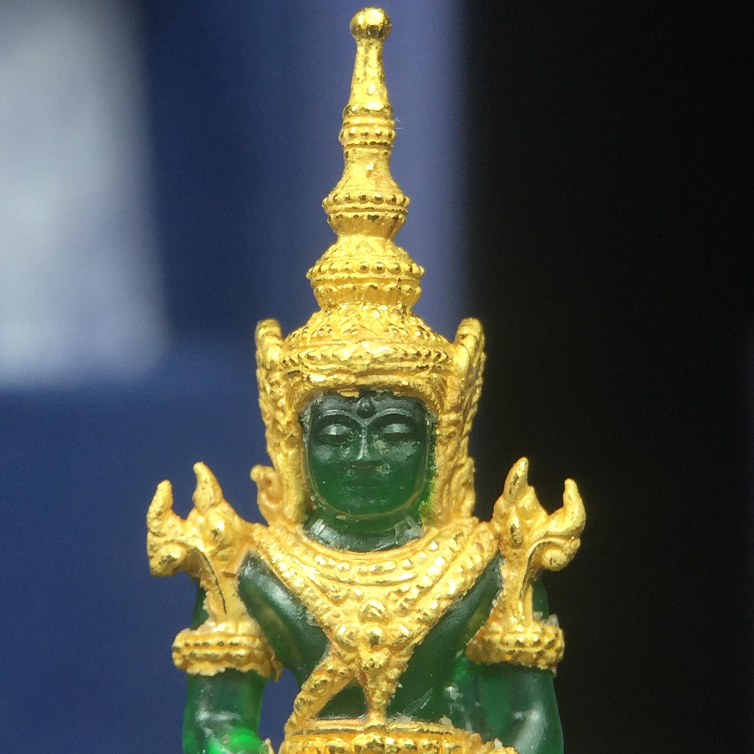 พระแก้วมรกต ภปร. จัดสร้างโดย รพ.ภูมิพลฯ ปี2547 ลอยองค์ขนาดหน้าตัก 1/2 นิ้ว เนื้อเรซิ่นหุ้มทองคำ99.99 งดงามทรงคุณค่าอีกหนึ่งรุ่นยอดนิยม หายาก