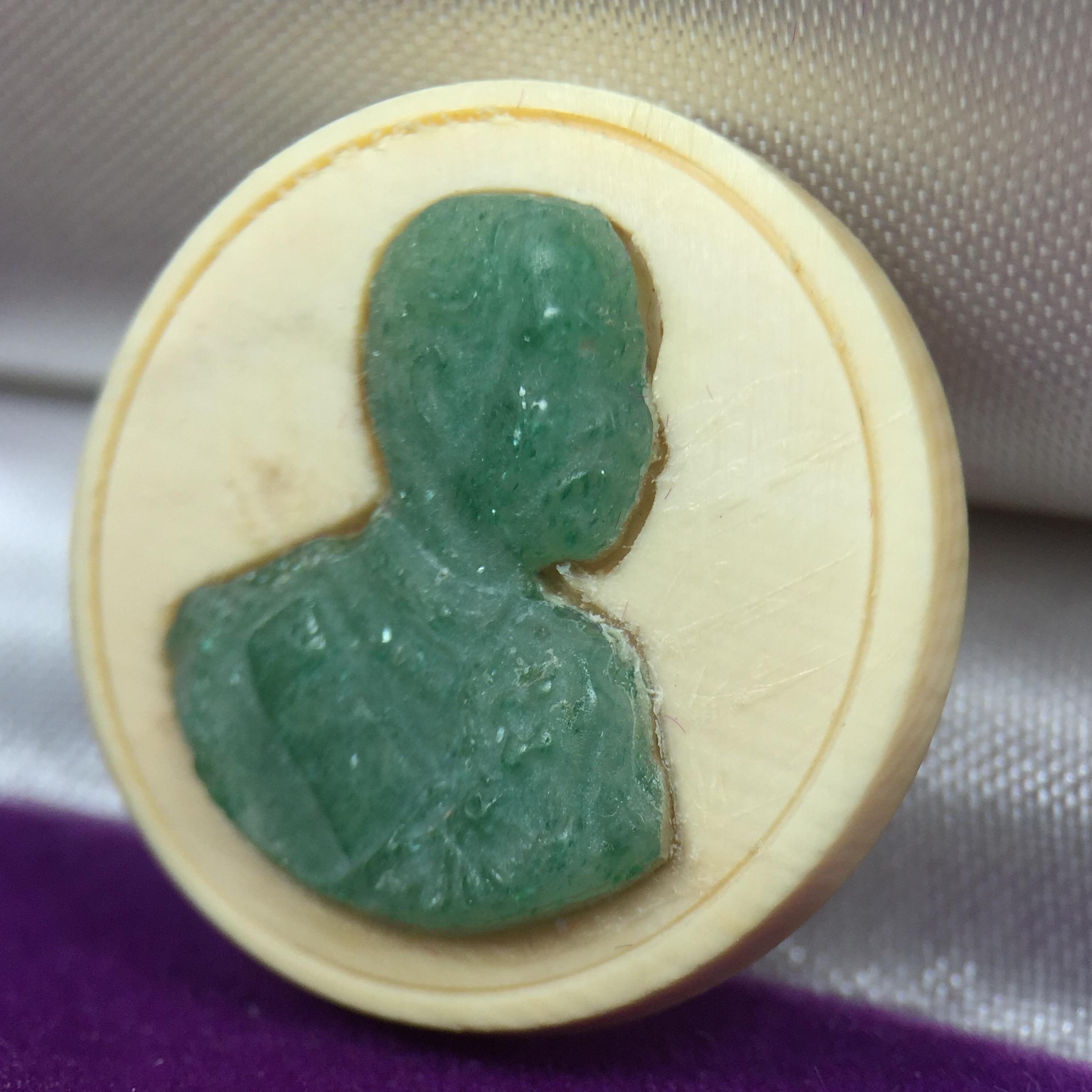 เหรียญรัชการที่ 5 แมมมอธหมื่นปี(หยก)หน้ากากแกะสลักจากเนื้อหยกแท้ มูลนิธิศรีรัตนโกสินทร์ 2 กรกฏาคม 2543 พิธีมังคลาภิเษก ณ พระอุโบสถวัดพระเชตุพนวิมลมังคลาราม(วัดโพธิ์)พร้อมด้วยเกจิอาจารย์ 108รูป(พิธีใหญ่)สภาพสวยพร้อมกล่องบรรจุเดิมครบ(วาระหายาก พบเจอน้อยมาก)