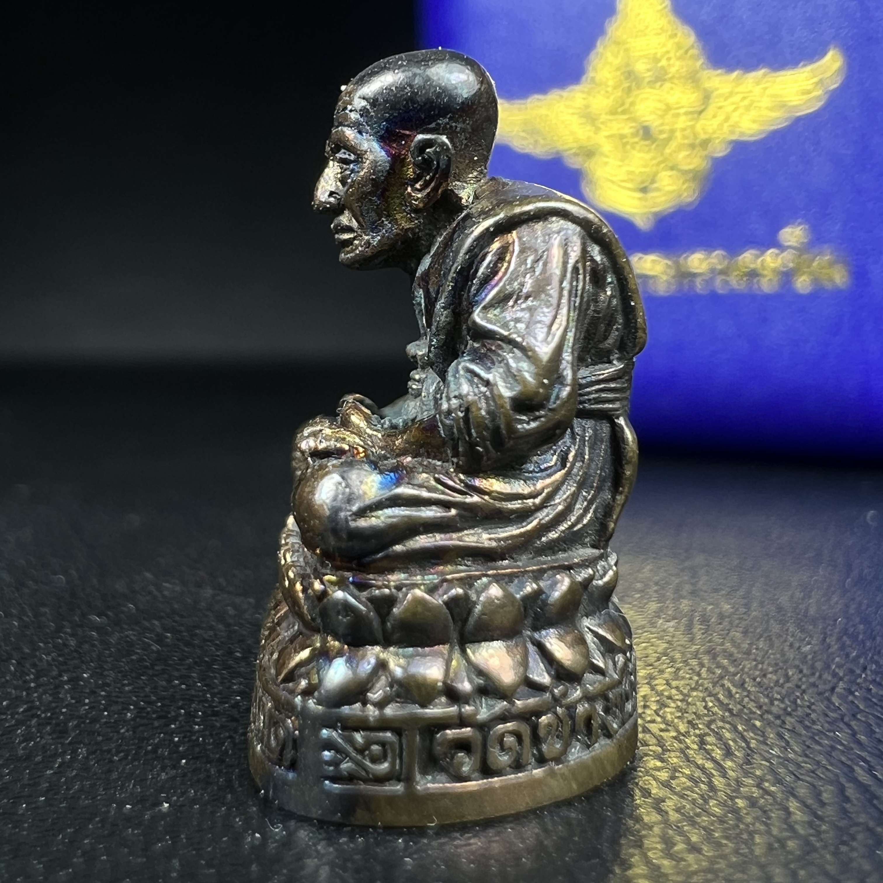 รูปเหมือนหล่อลอยองค์หลวงปู่ทวด รุ่น 111ปี กระทรวงกลาโหม เนื้อนวโลหะรมดำ-ปัดเงา ปี2540 พิธีใหญ่ เข้มขลัง นิยม พร้อมกล่องบรรจุเดิม(คัดสภาพสวยผิวเทพๆผิวรุ้งๆ)ทั้งพิธีทั้งพุทธศิลป์ทรงคุณค่าอีกหนึ่งรุ่นยอดนิยม