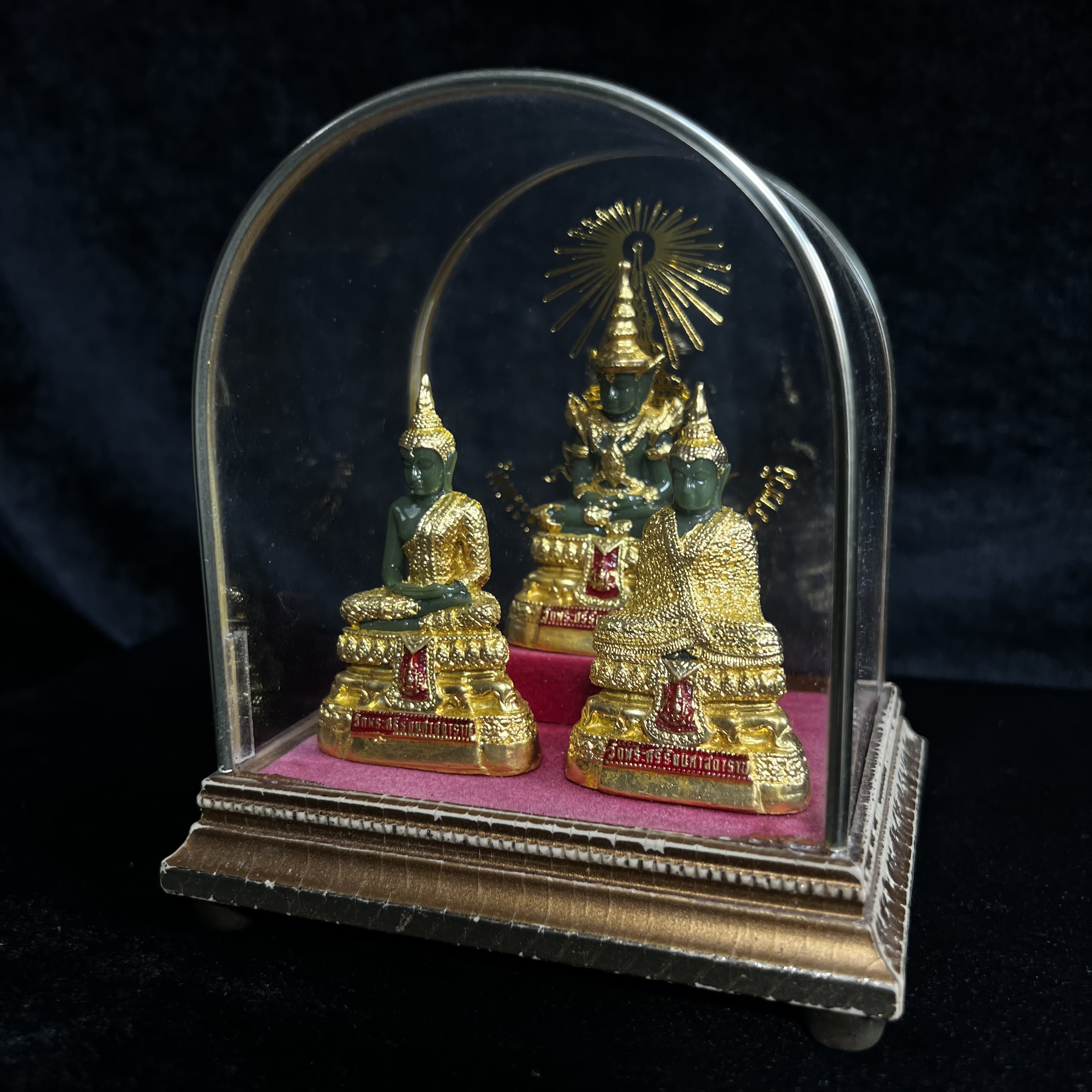 พระพุทธมหามณีรัตนปฏิมากร(พระแก้วมรกต) วัดพระศรีรัตนศาสดาราม สำนักพระราชวัง จัดสร้าง พิมพ์ทรงเครื่อง 3 ฤดู(ร้อน ฝน หนาว) หน้าตัก 2 นิ้วพร้อมครอบตู้เดิม(บรรจุมวลสารใต้ฐาน)