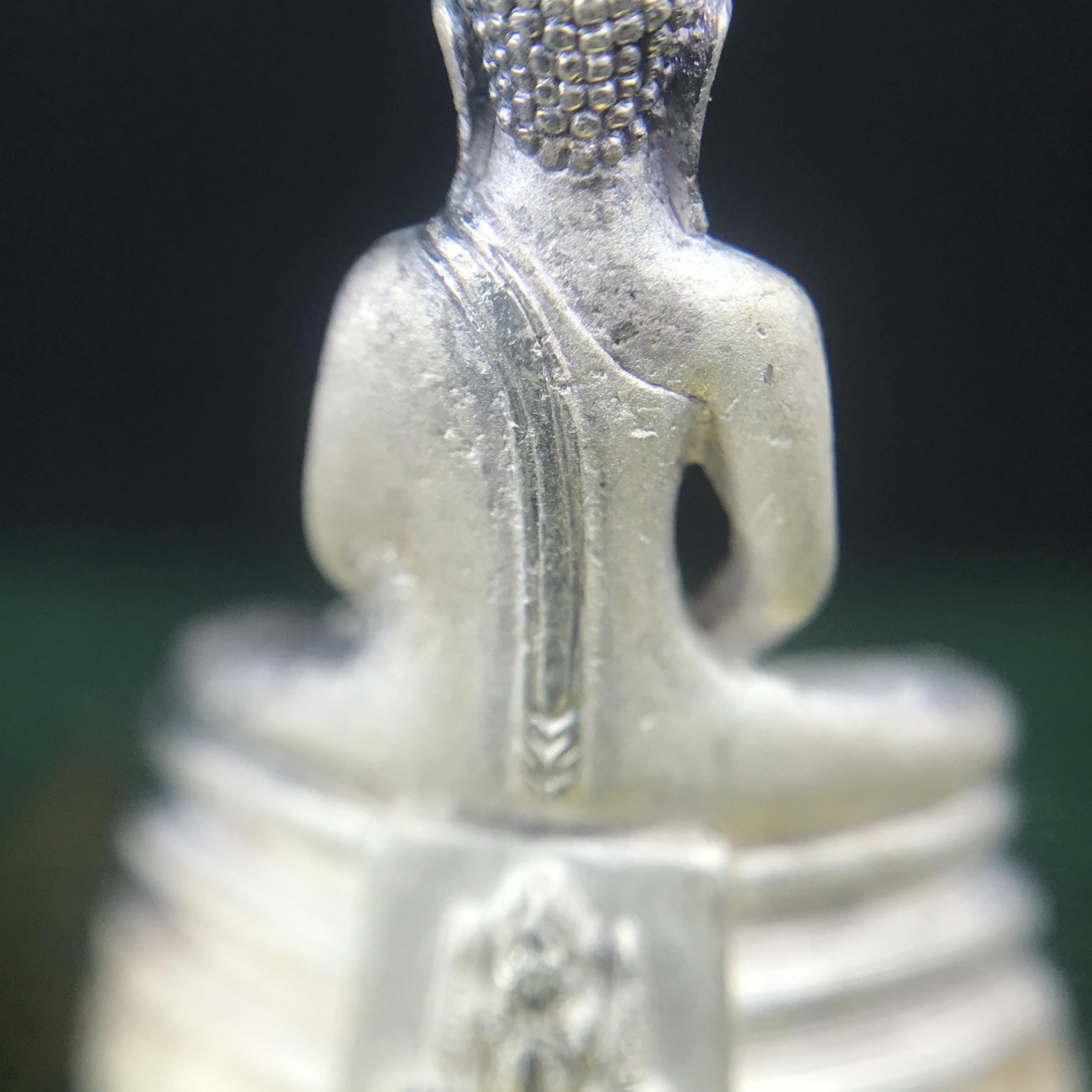 พระพุทธโสธร ภปร. รุ่นย้อนยุค สร้างพระอุโบสถ สมาคมชาวฉะเชิงเทรา จัดสร้าง ปี 2539 วโรกาสครองสิริราชสมบัติครบ 50 ปี เนื้อเงินทรายนวลขัดเงาบางส่วน(ผิวเดิม) พร้อมกล่องบรรจุและใบรับรองเดิม