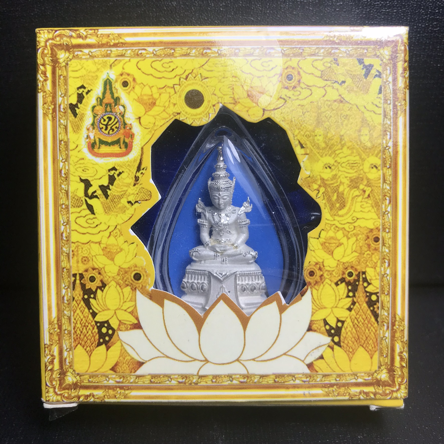 พระแก้วมรกต(จำลอง)ลอยองค์ ขนาดหน้าตัก 1/2 นิ้ว ทรงเครื่องฤดูร้อน เนื้อเงิน ตราสัญลักษณ์ฉลองสิริราชสมบัติ ครบ 60 ปี พ.ศ.2549(สภาพสวย ครบ สมบูรณ์))