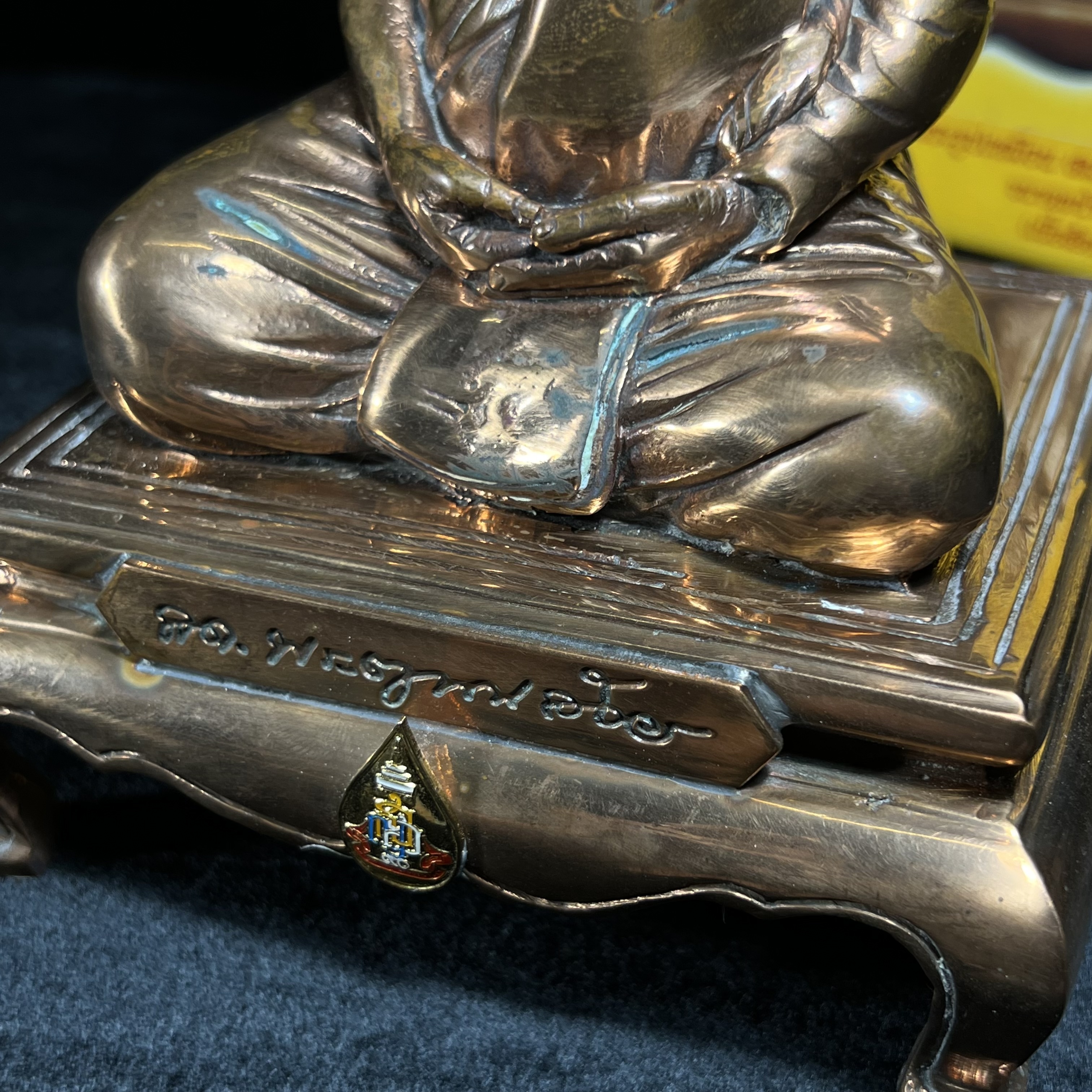 พระรูปเหมือนบูชารุ่นแรก สมเด็จพระญาณสังวร สมเด็จพระสังฆราช สกลมหาสังฆปริณายก วัดบวรนิเวศวิหาร รุ่น คชวัตร ปี2546 ที่ระลึกงานฉลองพระชนมายุ 90 พรรษา ขนาดบูชาหน้าตัก 4 นิ้ว เนื้อสัตตโลหะ (พระดี พิธีใหญ่ พุทธศิลป์สวย)เสด็จทรงประกอบพิธีเททองด้วยพระองค์เอง