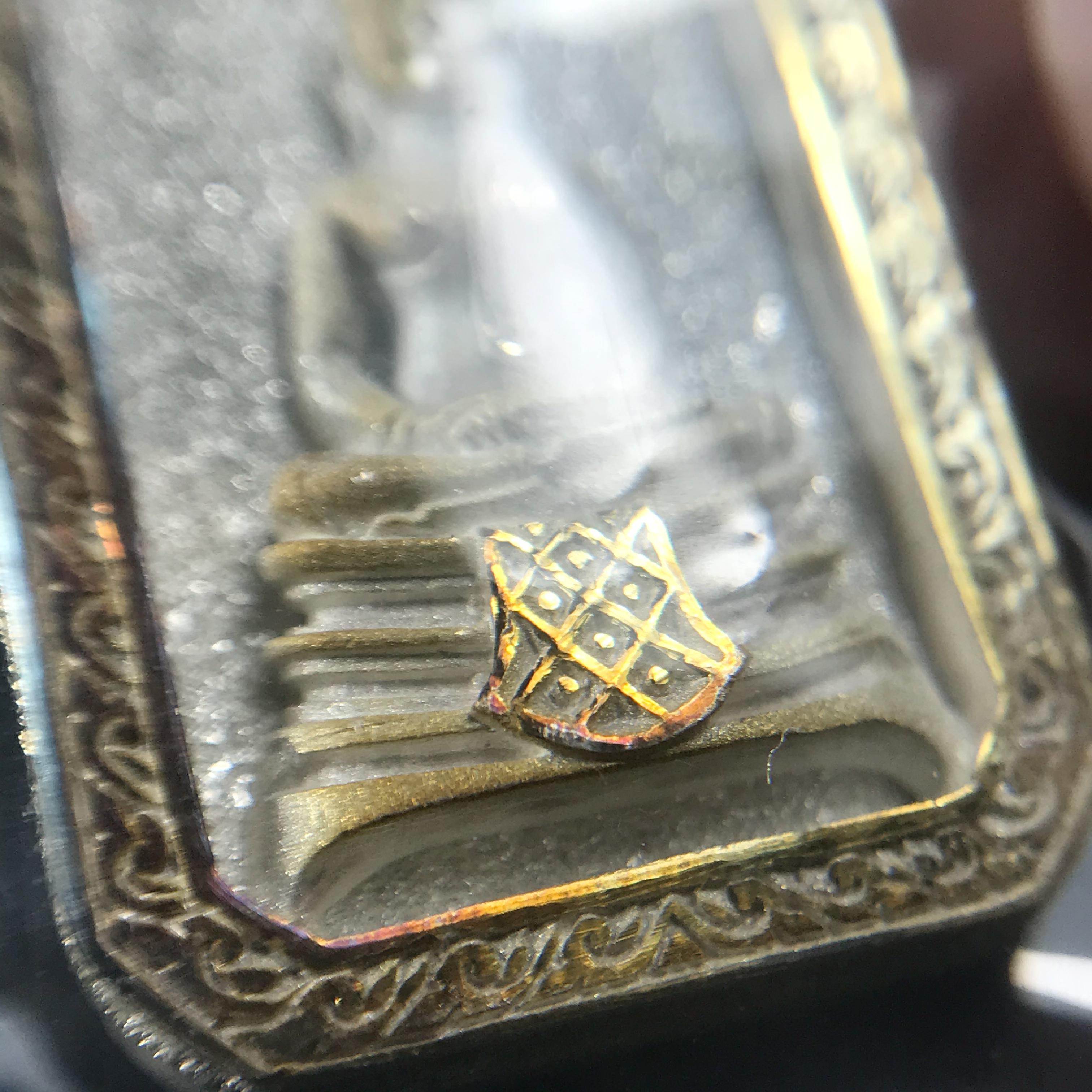 พระพุทธโสธร(หลวงพ่อโสธร) รุ่นสร้างอุโบสถ ปี2539 เนื้อเงิน พิมพ์แปดเหลี่ยม(หายาก) สภาพสวยผิวเดิมขึ้นน้ำทองสีรุ้งแบบนิยม กล่องบรรจุเดิมครบสมบูรณ์