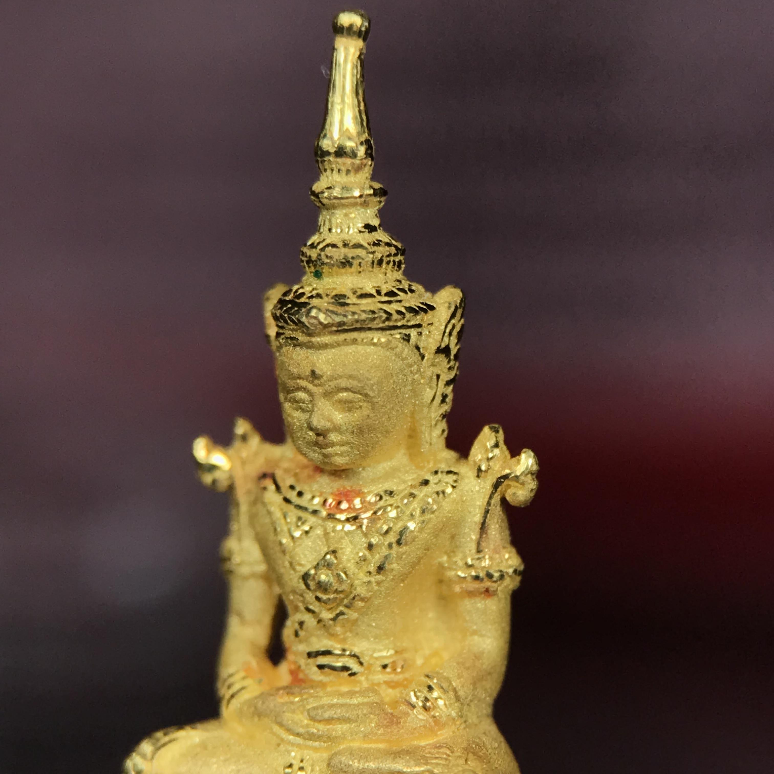 พระแก้วมรกต ภปร.(รุ่นแรก) ปี2545 จัดสร้างในมหาวโรกาส พระบาทสมเด็จพระเจ้าอยู่หัวรัชกาลที่ 9 ครบรอบ 75 พรรษา และฉลองกรุงรัตนโกสินทร์ครบ 220 ปี พิมพ์ลอยองค์เล็ก เนื้อทองคำบริสุทธิ์ 96.5%(6.5กรัม) ขนาด 10*19 มม. พร้อมกล่องเดิมสวยครบสมบูรณ์(1ใน2000องค์)หายาก