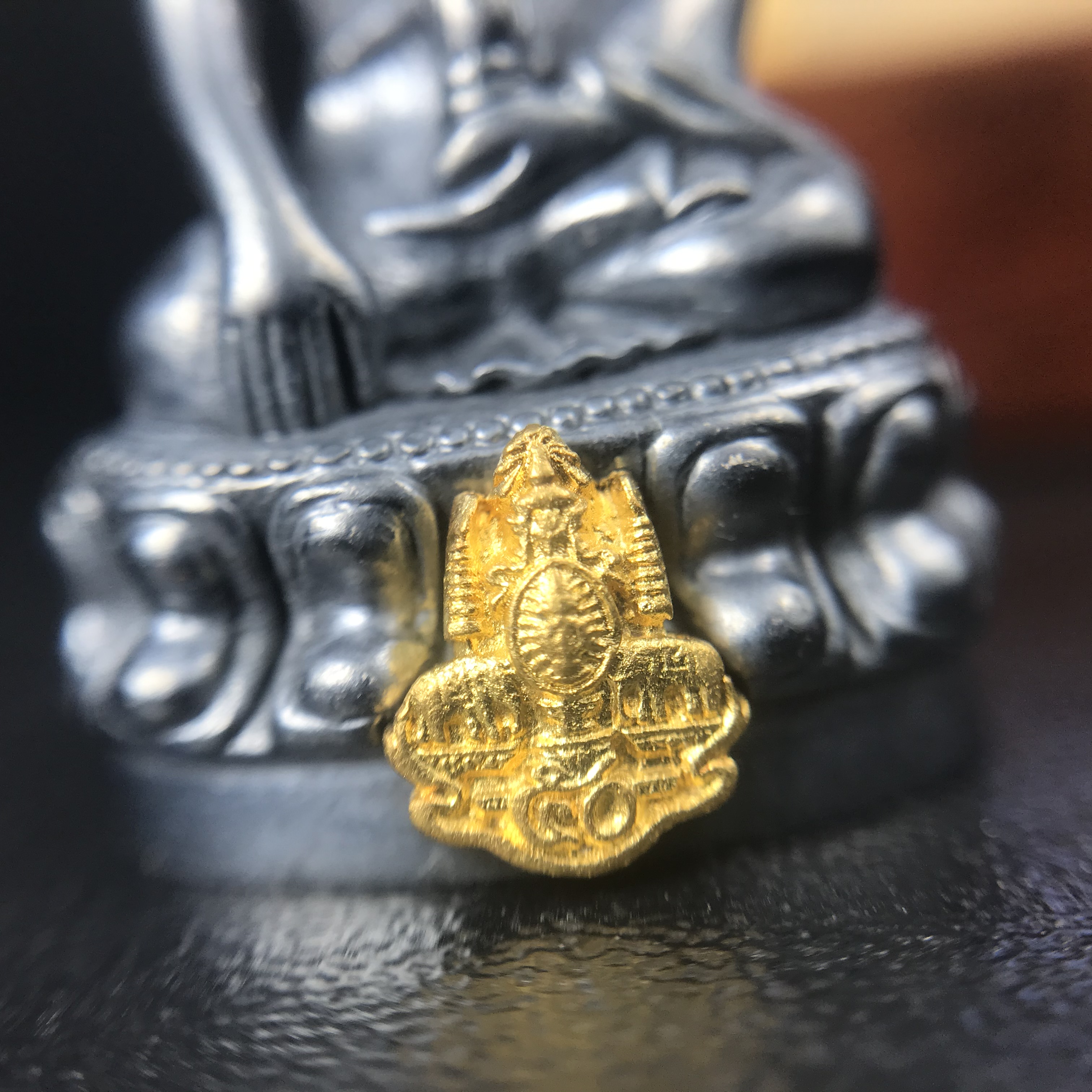 พระกริ่งสมเด็จญาณ วัดบวรนิเวศวิหาร เนื้อเงินบริสุทธิ์ 92.5% ตรากาญจนาภิเษกทองคำ+พระชัยวัฒน์ไพรีพินาศ เนื้อทองคำ พระราชทานแจกเมื่อ 3 ตุลาคม 2538 มาพร้อม กล่องลายไม้สุดหรู(ครบชุด หายาก)