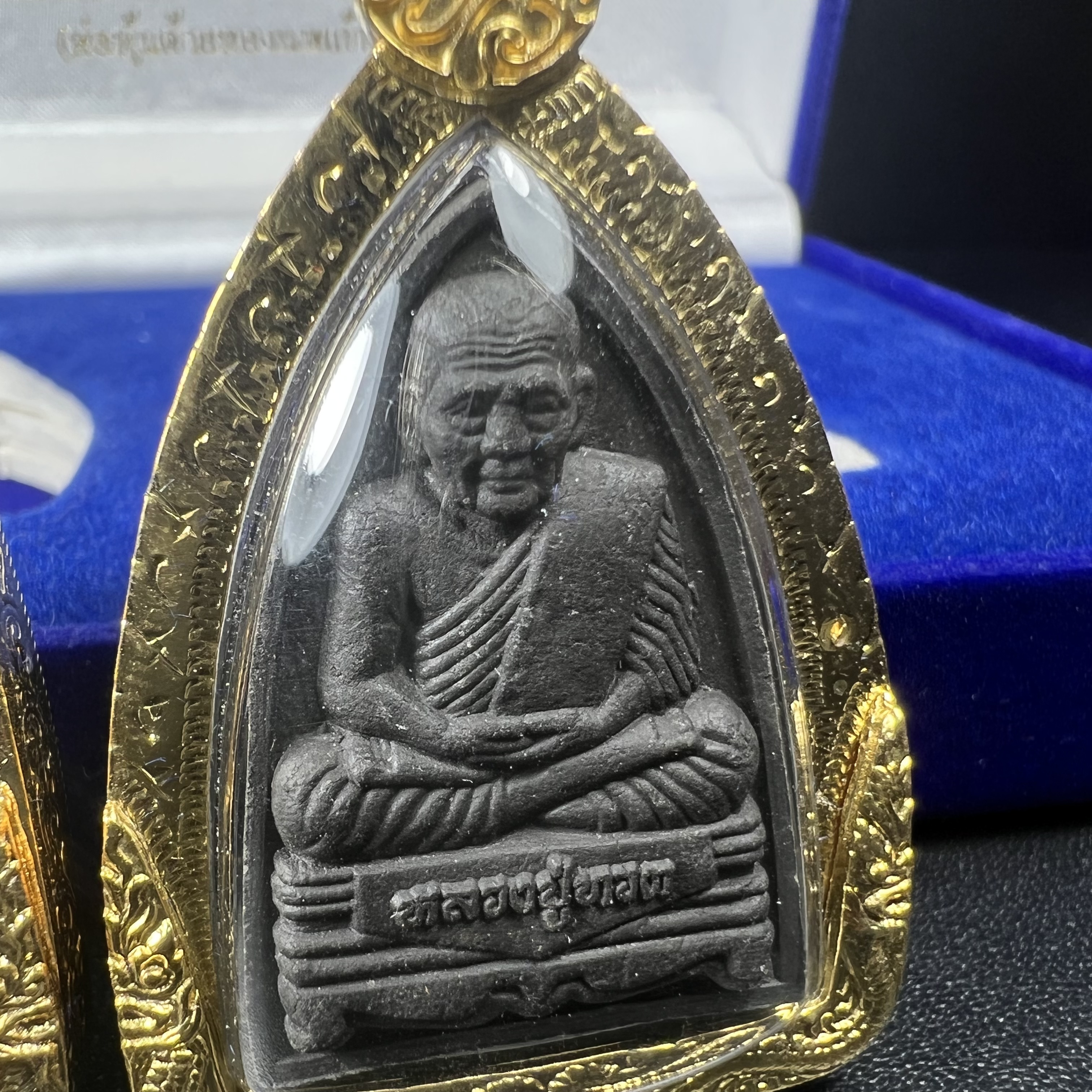 พระคู่ชุดของขวัญ พระหลวงปู่ทวด ภปร.ปี2547 ทรงกลีบบัวและกลีบขนุน(พิมพ์เตารีดและพิมพ์พระรอด)(ชนวนเก่า)เนื้อว่านด้านหลังมี ภปร. เป็นโลหะผสมสูง 3.3ซม.พิธีใหญ่ มวลสารดี ปลุกเสกวัดพระแก้ว(พร้อมกล่องบรรจุเดิม งานเลี่ยมกรอบเดิมจากผู้จัดสร้างห่อหุ้มด้วยทองนพเกล้า)