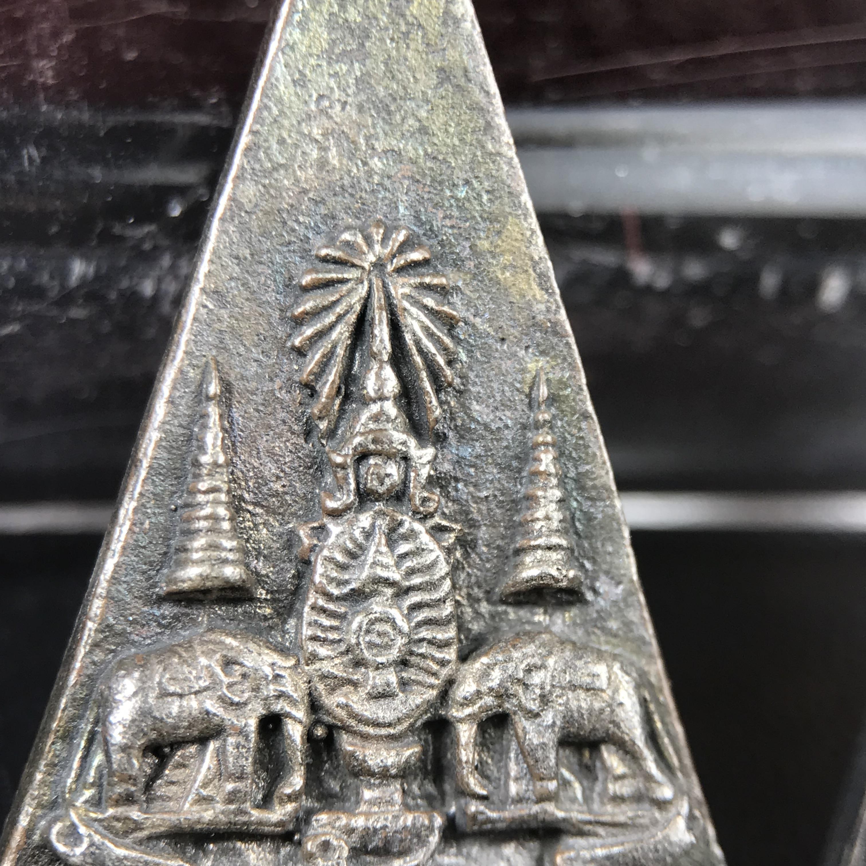 พระกำลังแผ่นดิน (สมเด็จจิตรลดา2) จัดสร้างเฉลิมพระเกียรติ ร.9 ครองราชย์ 50 ปี 2539 เนื้อนวโลหะ+เนื้อนวโลหะ(1ชุดรวม2องค์)(สร้างน้อยหายาก)พร้อมกล่องบรรจุเดิมครบสมบูรณ์(1ใน2539องค์)