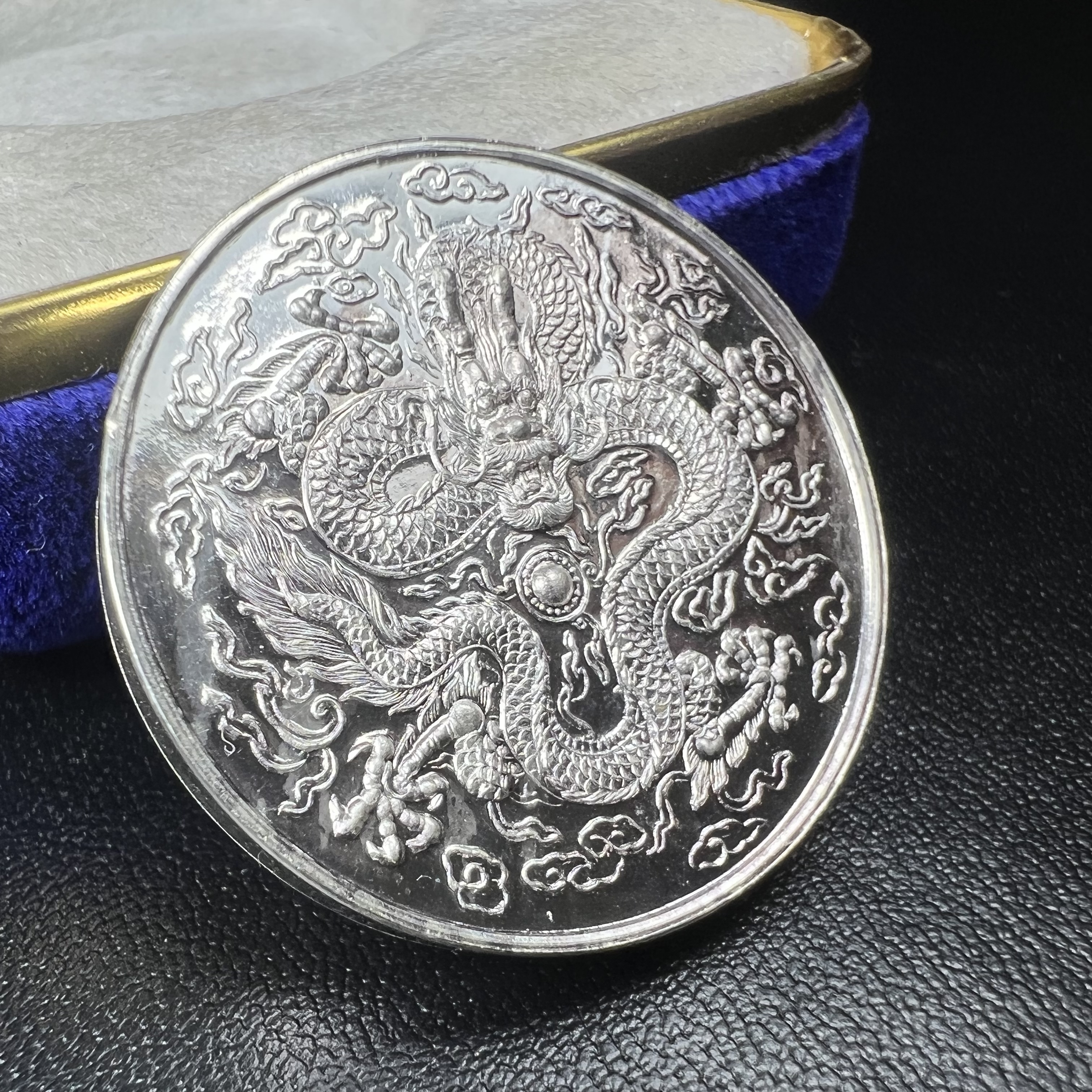 เหรียญพระอวโลกิเตศวร เจ้าแม่กวนอิมหลังมังกรคาบลูกแก้ว พระเทพกวี สมเด็จพระวันรัต วัดบวรนิเวศวิหาร กทม. ปี2536 ปลุกเสกพิธีใหญ่ ตอกโค๊ตขอบเหรียญ เนื้อเงินขัดเงาพ่นทราย ขนาด 3 ซม. พร้อมกล่องบรรจุเดิมครบ สภาพสวย