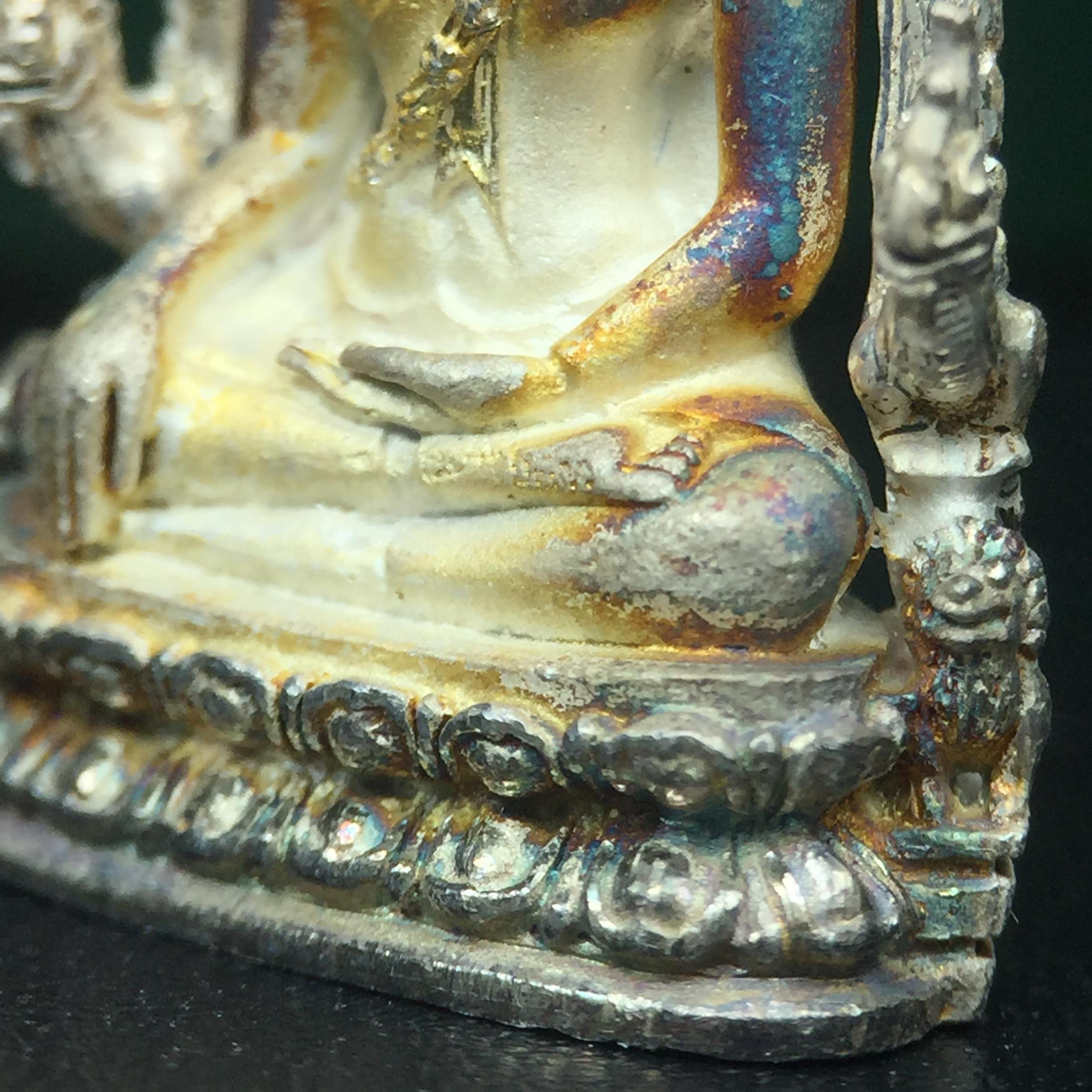 พระพุทธชินราช รุ่นมหาลาภ พิธีพุทธาภิเษกวัดพระศรีรัตนมหาธาตุวรมหาวิหาร จ.พิษณุโลก ปี 2540 เนื้อเงินบริสุทธิ์ 99.9% (นวลเงา)(สภาพผิวเดิมขึ้นสีรุ้ง สวยมากๆเสน่ห์พระเนื้อเงิน สีสันที่ธรรมชาติสรรค์สร้าง) พร้อมกล่องบรรจุเดิม (องค์หมายเลข 11411)(เลขกระจก)นิยม