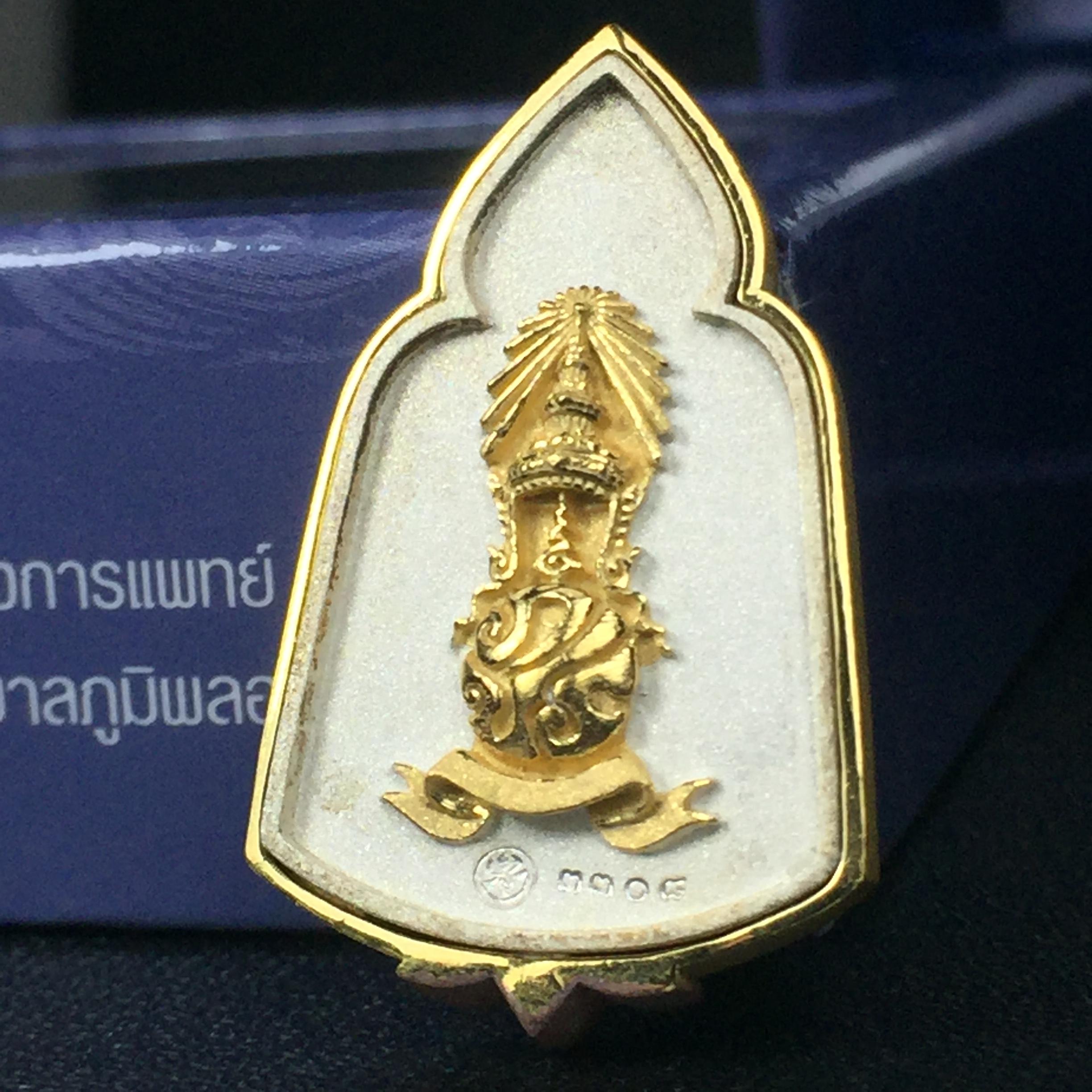 พระแก้วมรกต ภปร. ปี2547 จัดสร้างโดย รพ.ภูมิพลฯ เนื้อเงิน(3 กษัตริย์) เหรียญทรงซุ้ม(1ใน3000องค์)