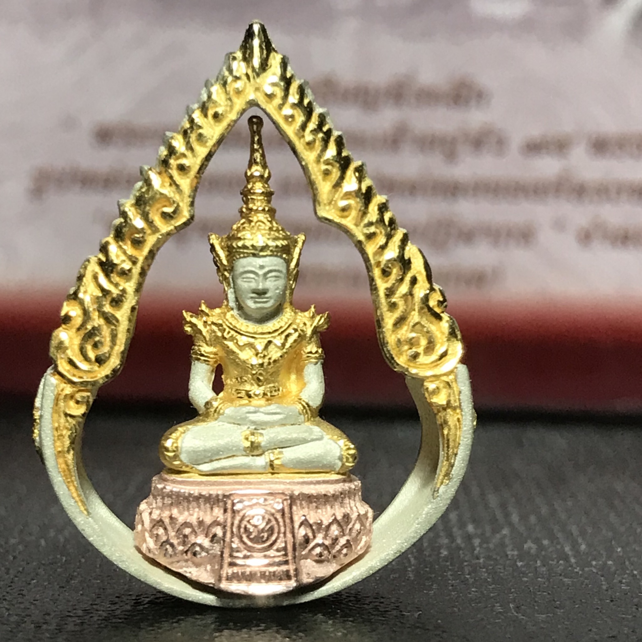 พระแก้วมรกต ภปร.(รุ่นแรก) ปี2545 รุ่นฉลองกรุงรัตนโกสินทร์ครบ 220 ปี พิมพ์ลอยองค์ทรงหยดน้ำ เนื้อเงิน3กษัตริย์