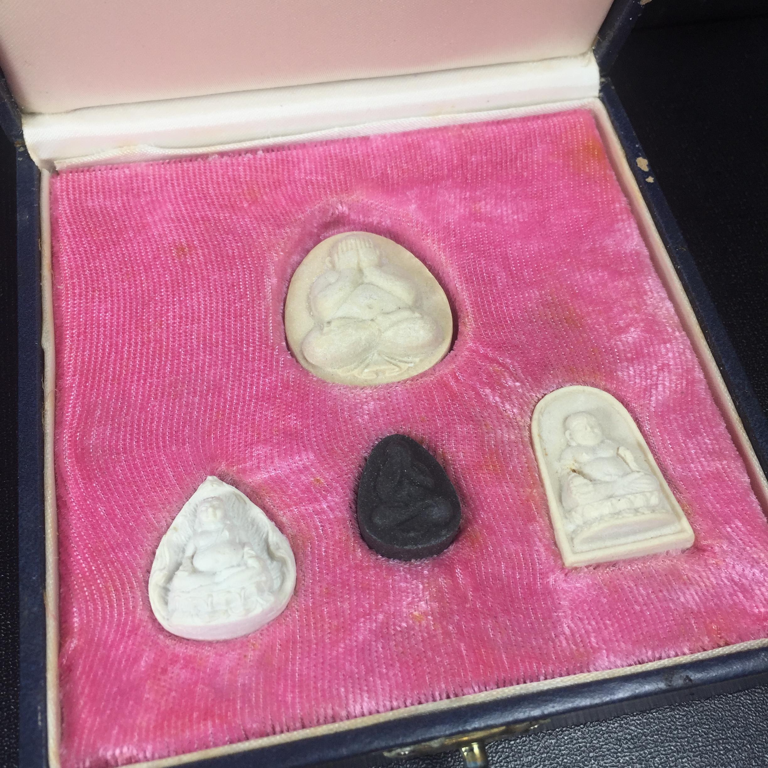 พระปิดตา รุ่นแรก ชุดกรรมการ ชุดมงคลการบำเพ็ญกุศลอายุครบ 6 รอบ(72 พรรษา) สมเด็จพระญาณสังวร วัดบวรนิเวศวิหาร วันที่ 2-3 ตุลาคม 2528 (1ชุดประกอบด้วยพระเนื้อผง 4 รายการ)ชุดกรรมการพร้อมกล่องบรรจุเดิมครบสมบูรณ์(หายาก)