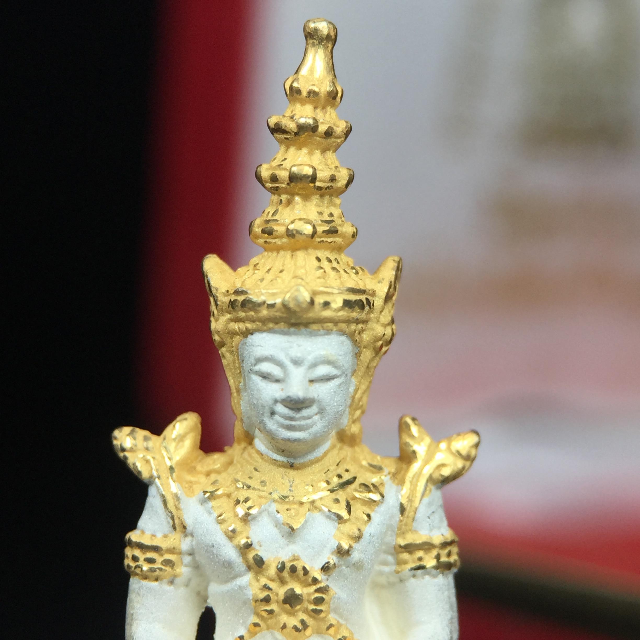 พระพุทธมหามณีรัตนปฏิมากร (พระแก้วมรกต) มหาจุฬาลงกรณราชวิทยาลัย(มจร.) วังน้อย พระนครศรีอยุธยา ปี 2543 พิธีมหาพุทธาภิเษก ณ วัดพระศรีรัตนศาสดาราม (วัดพระแก้ว) ในพระบรมมหาราชวัง เนื้อเงินสามกษัตริย์ (ตอกโค๊ตหมายเลข 181)