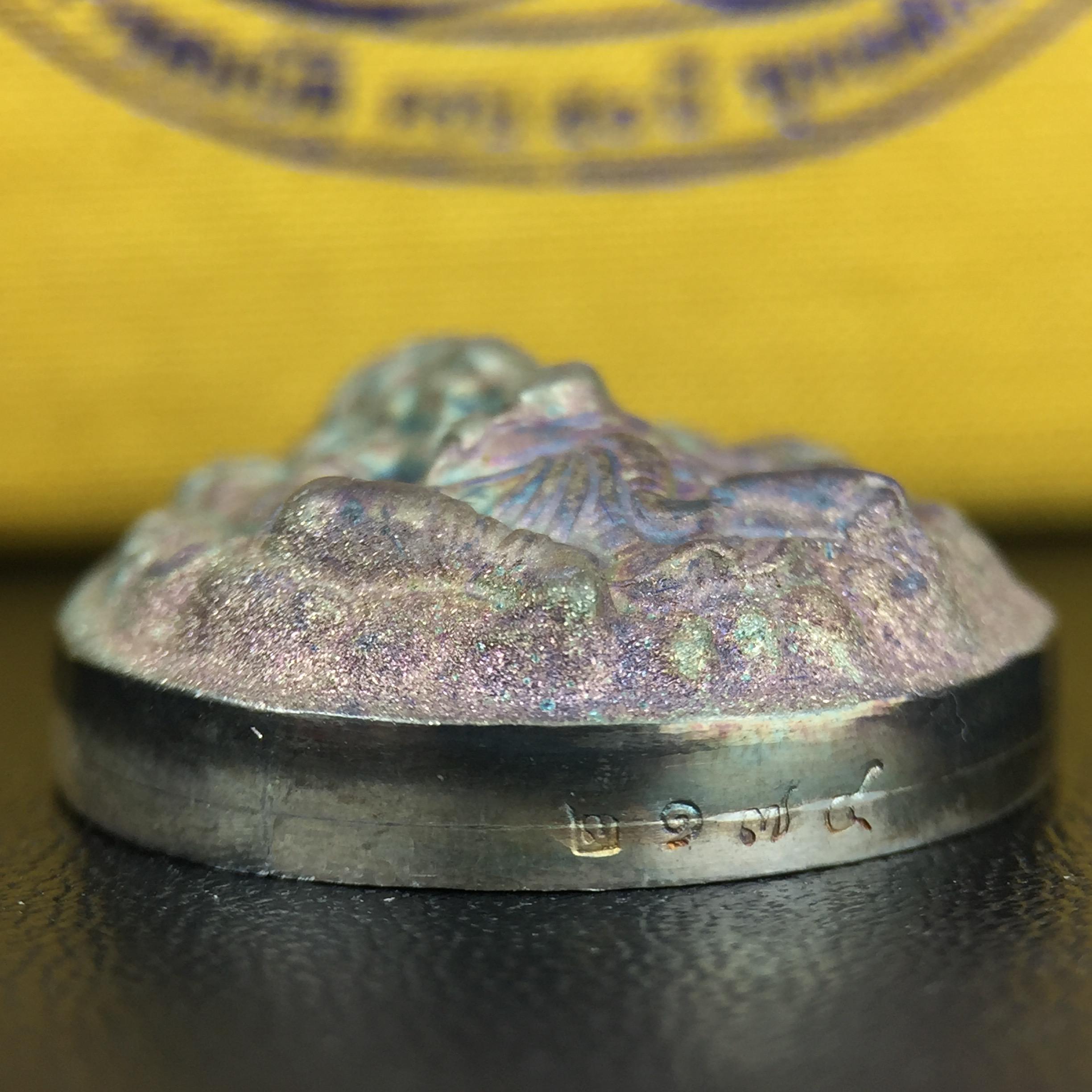 เหรียญพระพิฆเนศวร ญสส. ชุดกาญจนาภิเษกครองราชย์ 50 ปี พุทธศักราช 2538 พิมพ์ใหญ่(2.9 ซม.) เนื้อเงินผิวเดิมกลับดำขึ้นสีรุ้งเข้มขลังงดงามธรรมชาติสร้างสรรค์ สภาพสวยเดิมพร้อมกล่องบรรจุเดิม ตอกโค๊ดหมายเลขกำกับ(1ใน 5539องค์)