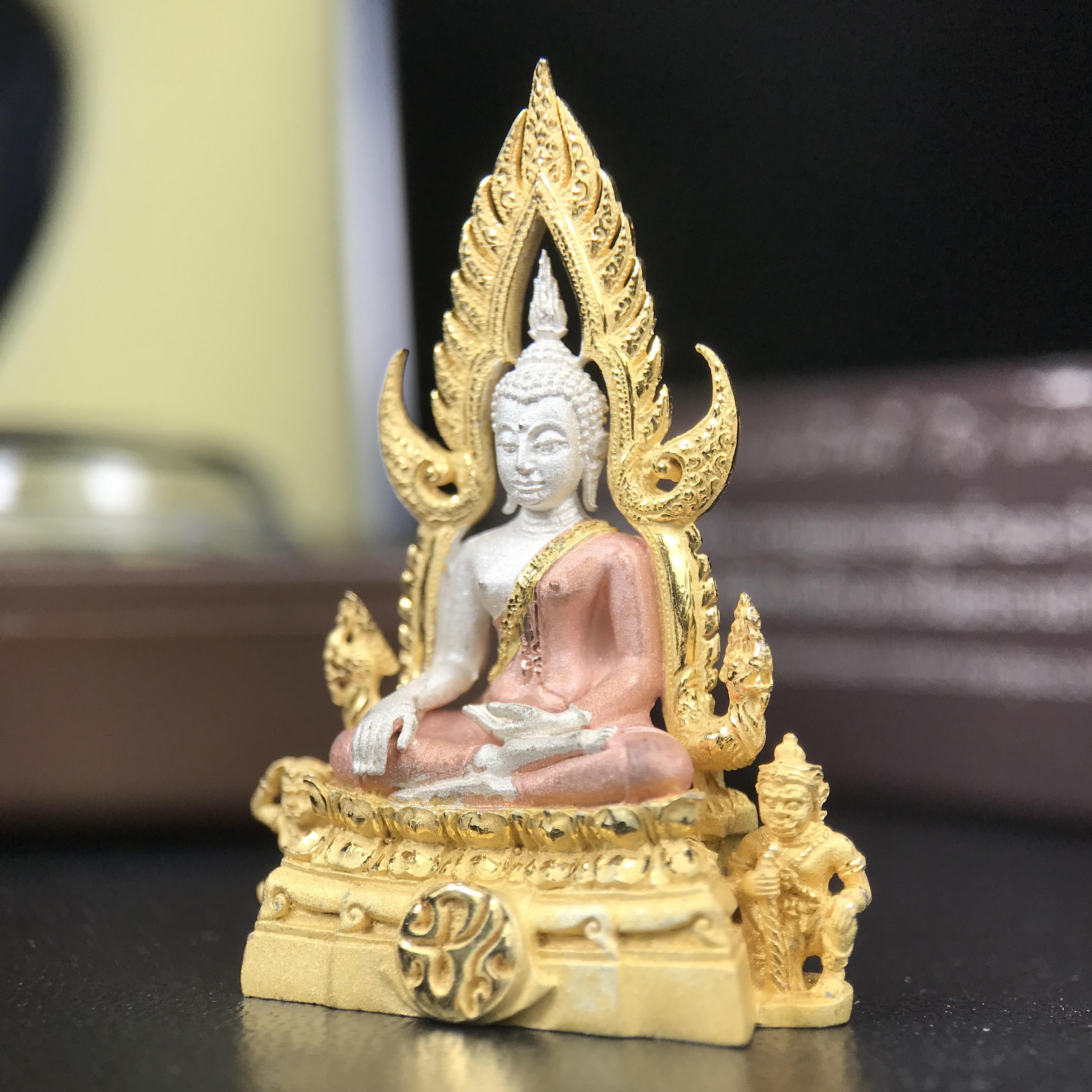 พระพุทธชินราช ภปร. โครงการ "เพราะแผ่นดินนี้ คือ แผ่นดินเกิด" ปี 2548(รุ่นแรก) ลอยองค์เนื้อเงินสามกษัตริย์ หน้าตัก 1/2 นิ้ว (ขนาด 3.5 x 2.5 ซม.) พุทธศิลป์งดงามทรงคุณค่า รุ่นยอดนิยม