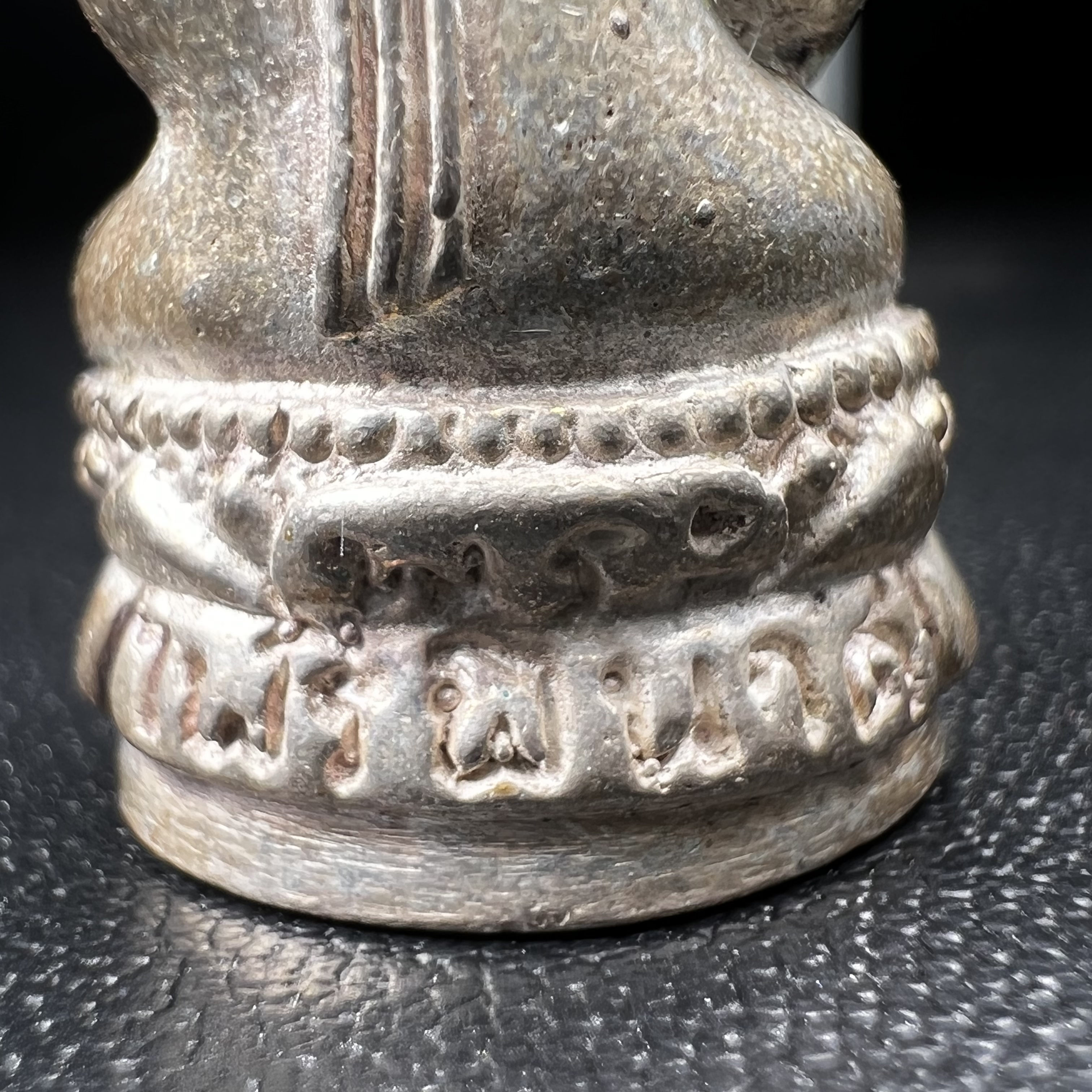 พระกริ่งไพรีพินาศ รุ่น ภปร. ราชวิทยาลัย ปี2535 เนื้อเงิน(สภาพผิวเดิมแบบนิยม เข้มขลังทรงอนุภาพ)(ตอกโค้ดพระนามย่อ ญสส ใต้เศวตรฉัตร และ พระปรมาภิไธยย่อ ภปร.)(1ใน2535องค์)