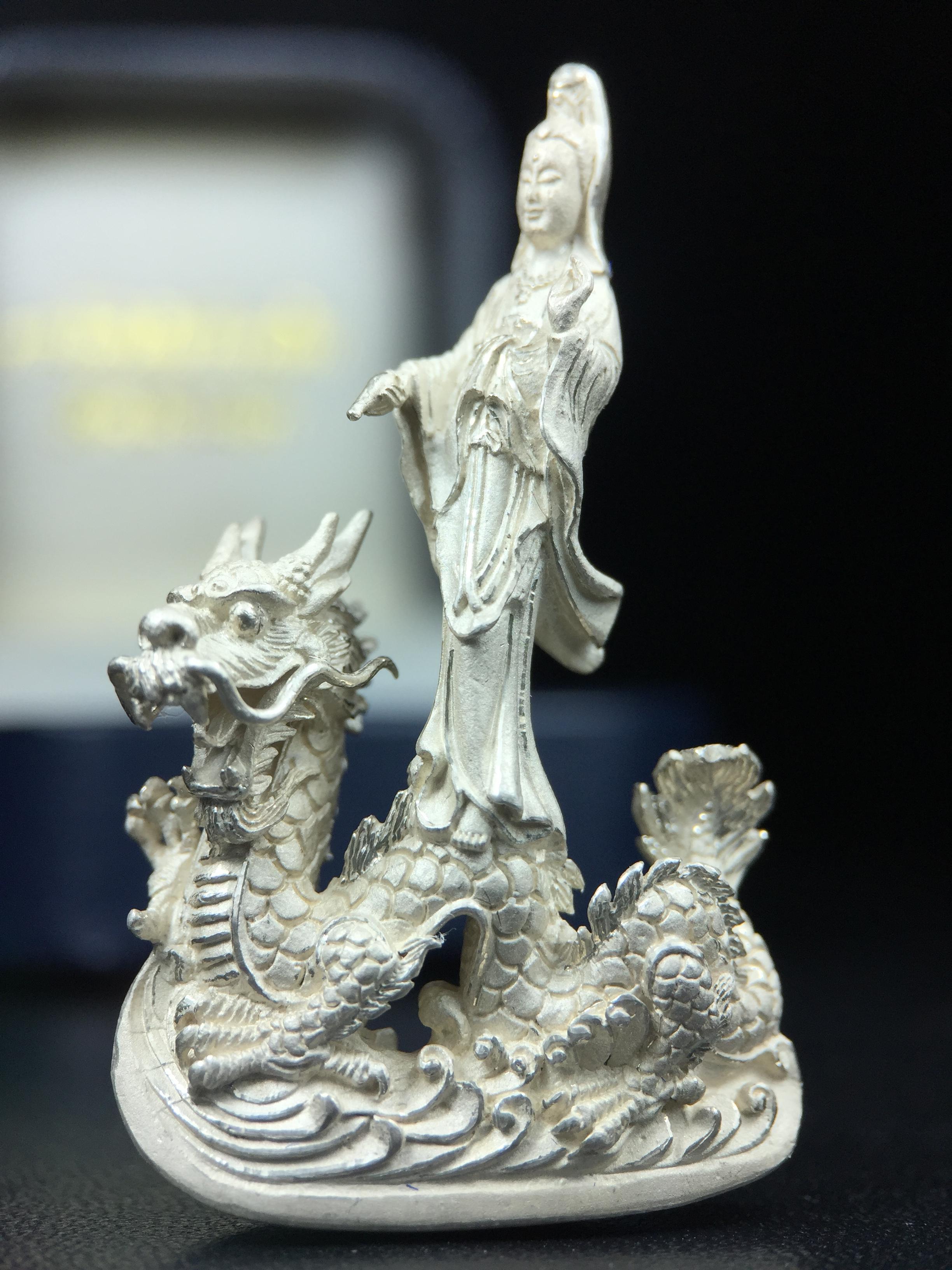 รูปหล่อลอยองค์พระโพธิสัตว์กวนอิม ทรงประทับมังกร จ.ระนอง เนื้อเงิน พิมพ์ใหญ่(สภาพผิว สวยงดงาม ทรงคุณค่า) เฉลิมฉลองในวโรกาสที่พระบาทสมเด็จพระเจ้าอยู่หัวทรงครองสิริราชสมบัติครบ 50 ปี จ.ระนอง พ.ศ.2539